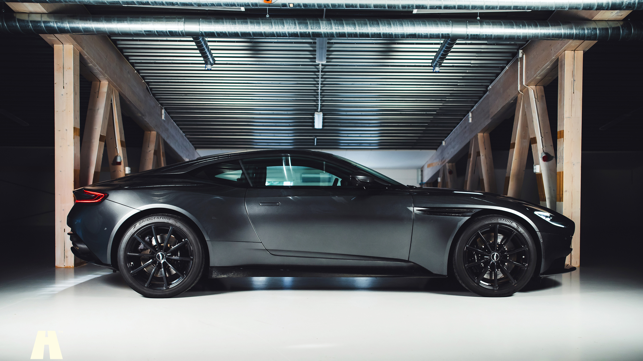 Exteriörbild på 2019 Aston Martin DB11 AMR (6)