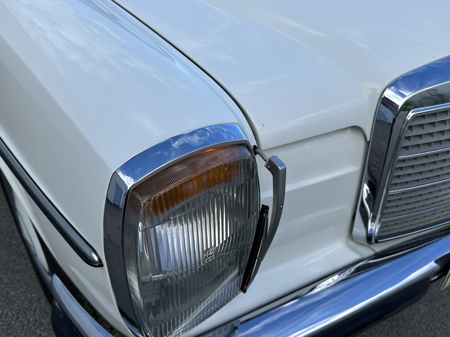 Exteriörbild på 1975 Mercedes Benz 200