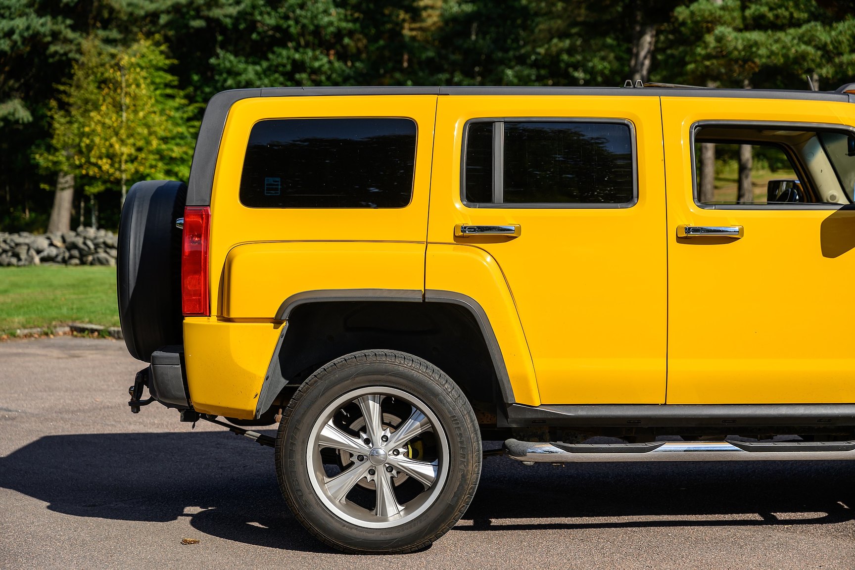 Exterior image of 2006 Hummer H3