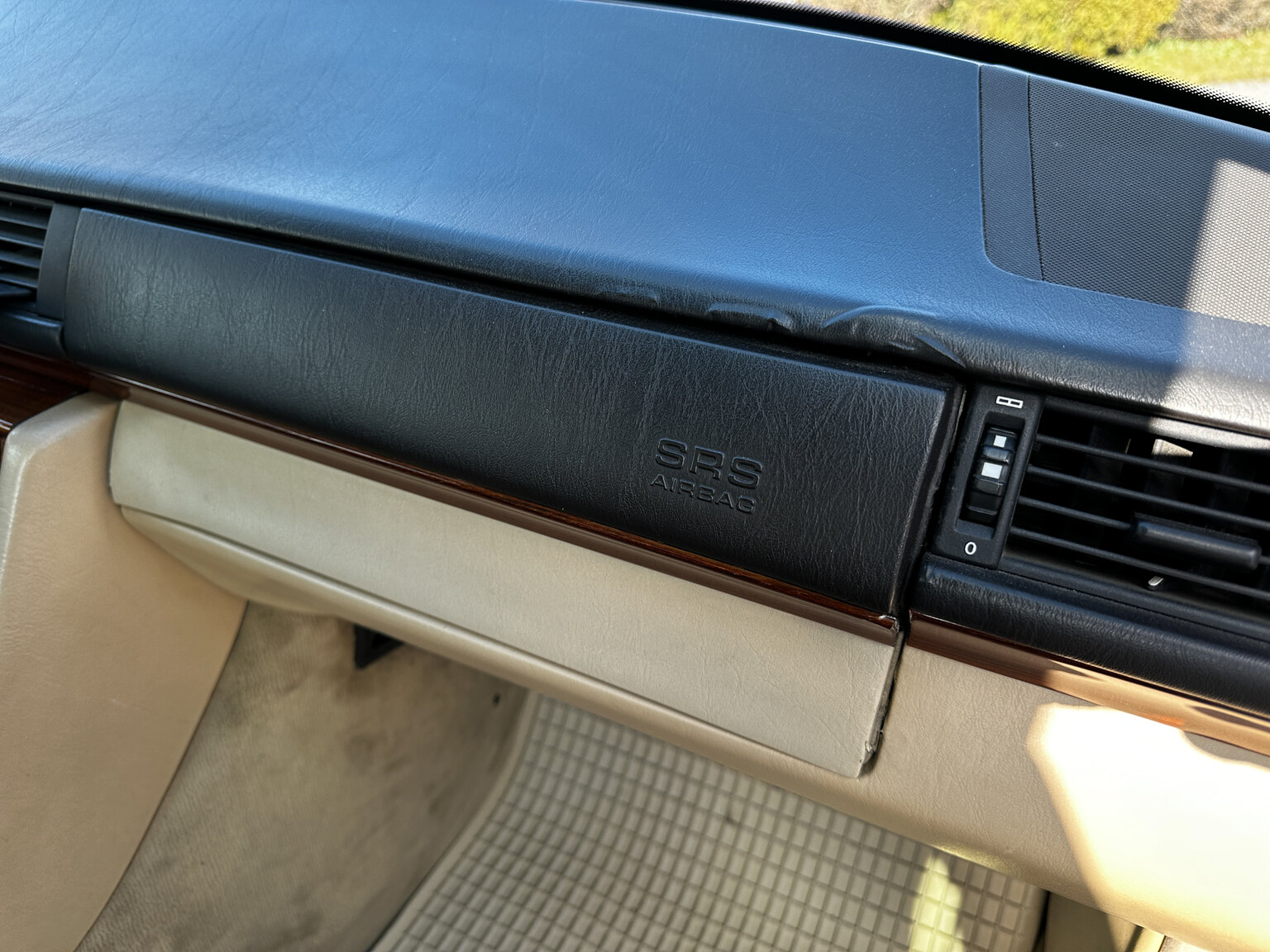 Interior image of 1993 Mercedes-Benz E 220