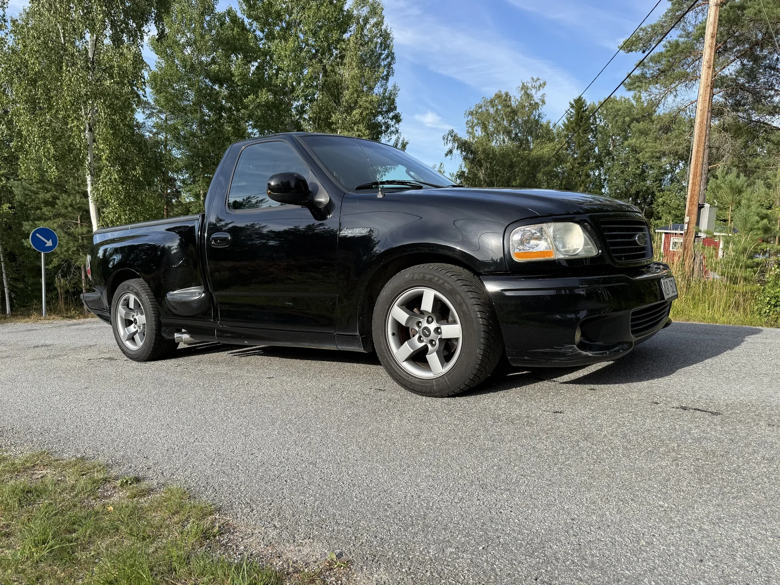 Exterior image of 2002 Ford F-150 SVT Lightning (8)