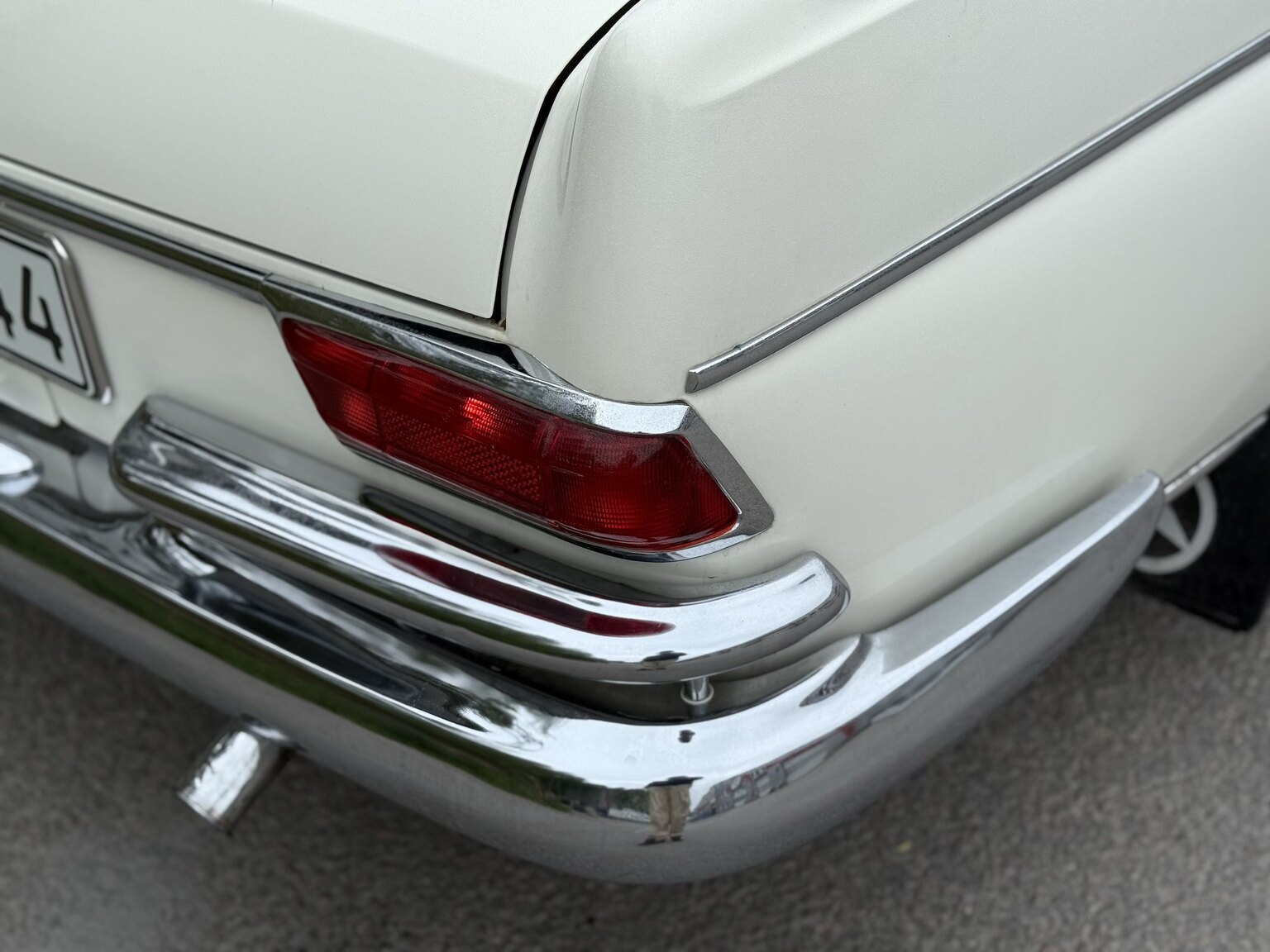 Exterior image of 1963 Mercedes-Benz 220 SE