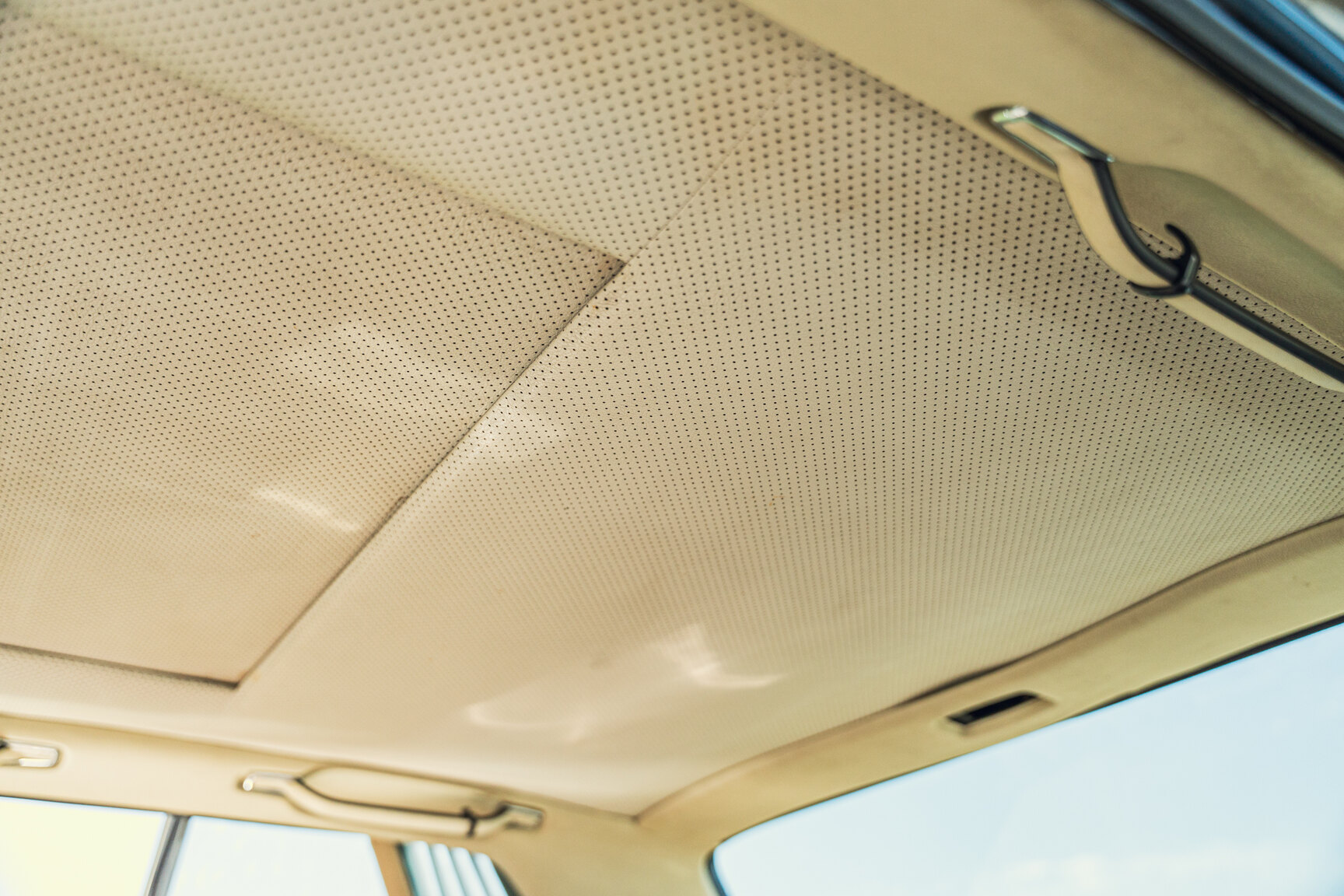 Interior image of 1976 Mercedes-Benz 450 SLC (46)