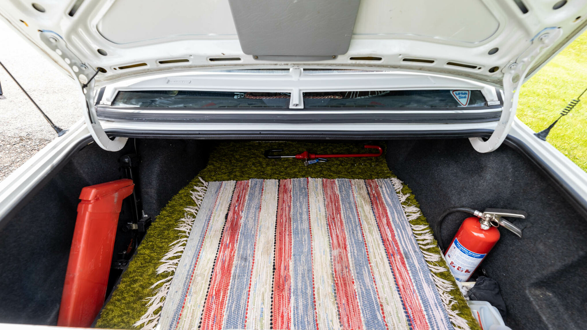 Interior image of 1984 BMW 320i sedan