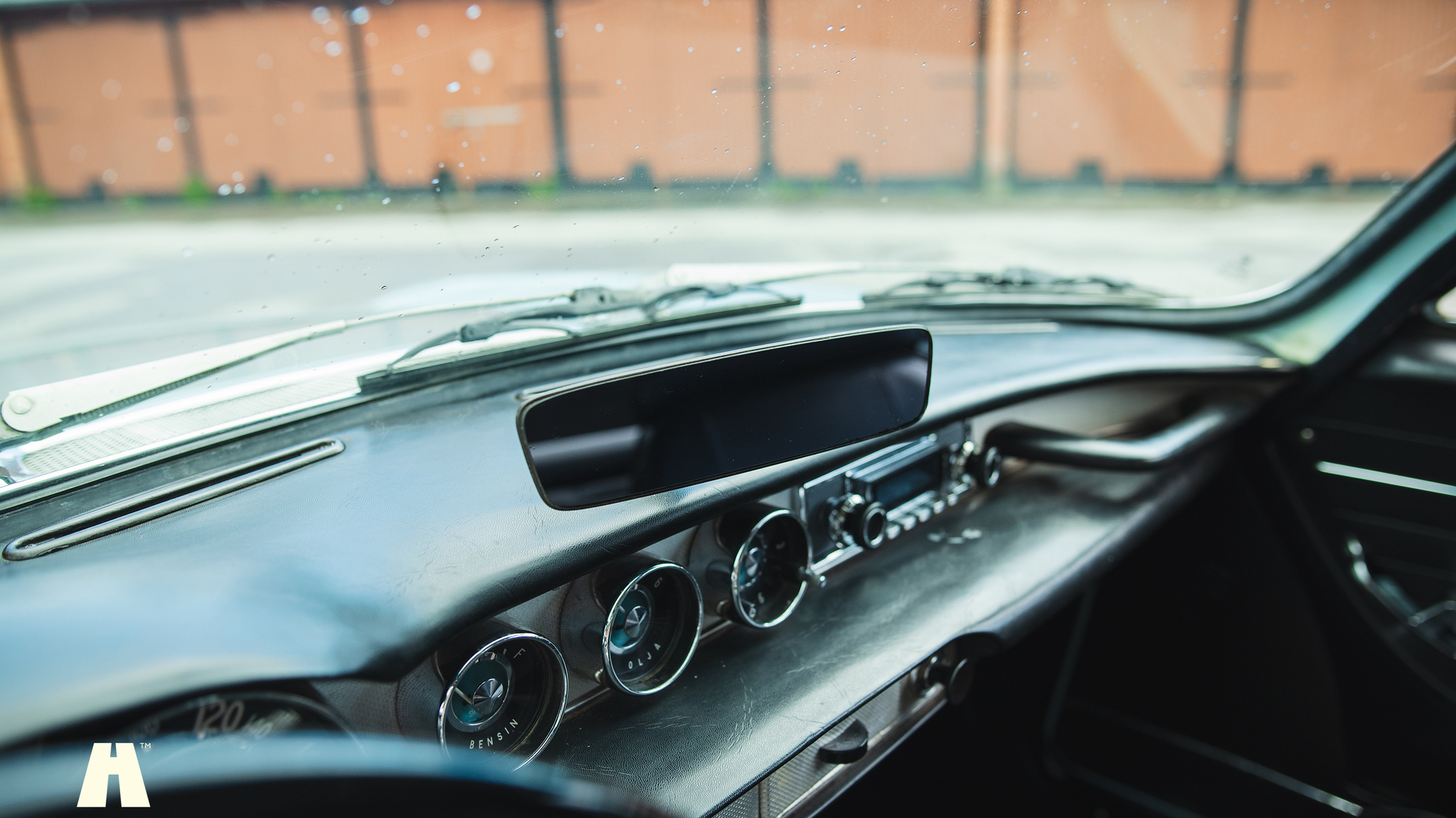 Interior image of 1966 Volvo P1800 S (33)