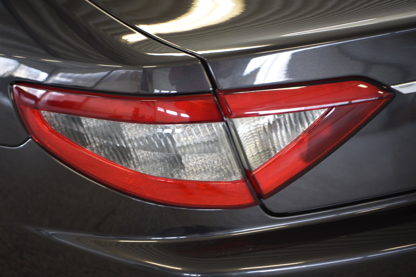 Exteriörbild på 2016 Maserati Grancabrio (46)