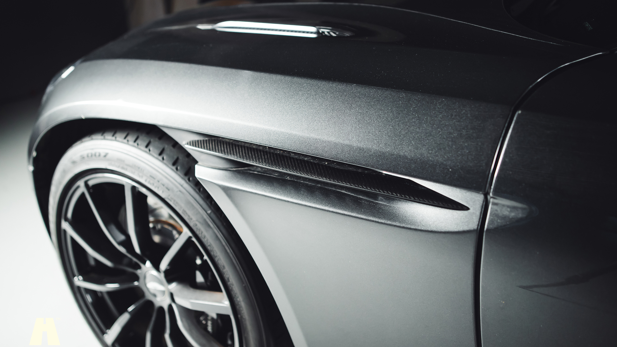 Exteriörbild på 2019 Aston Martin DB11 AMR (43)