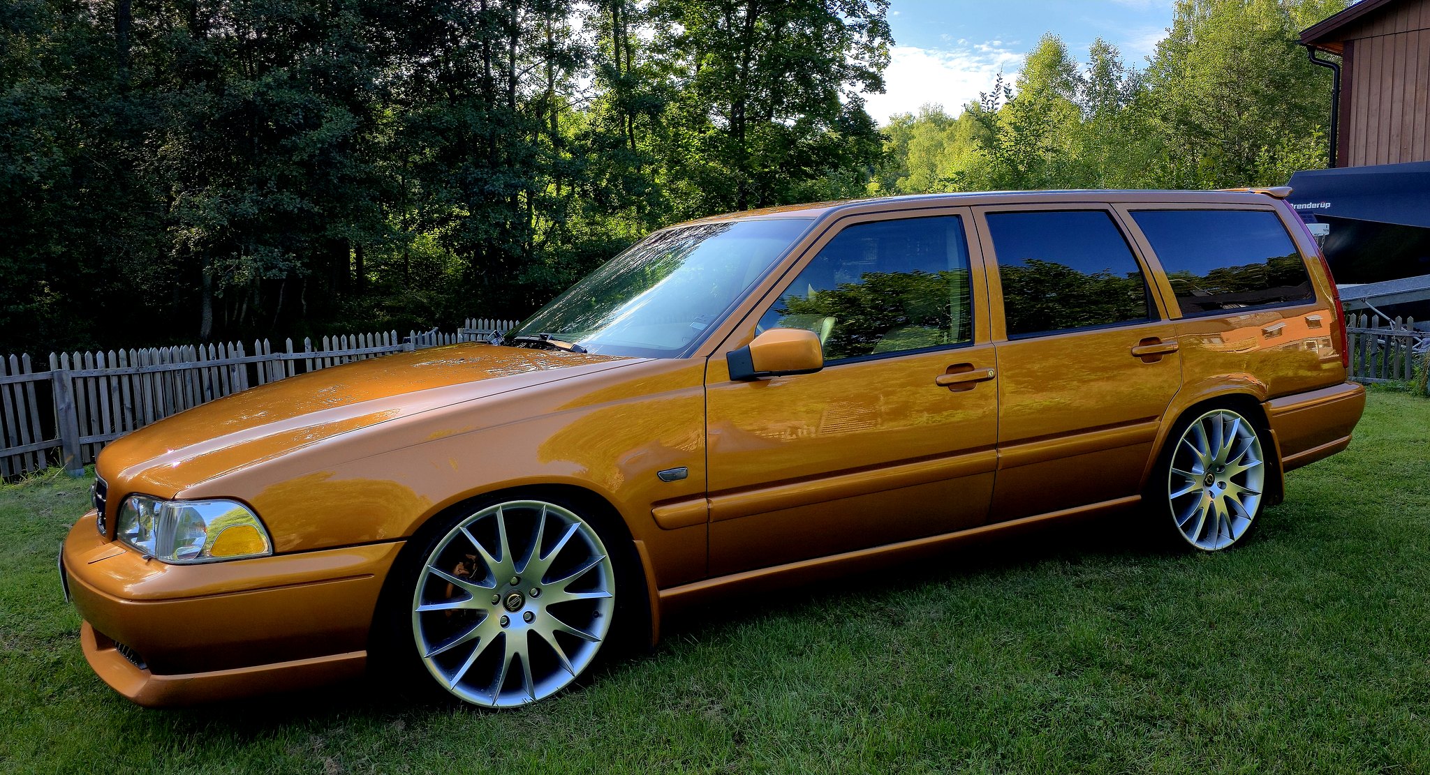 Exterior image of 1998 Volvo V70 R 2.3 T Automatisk