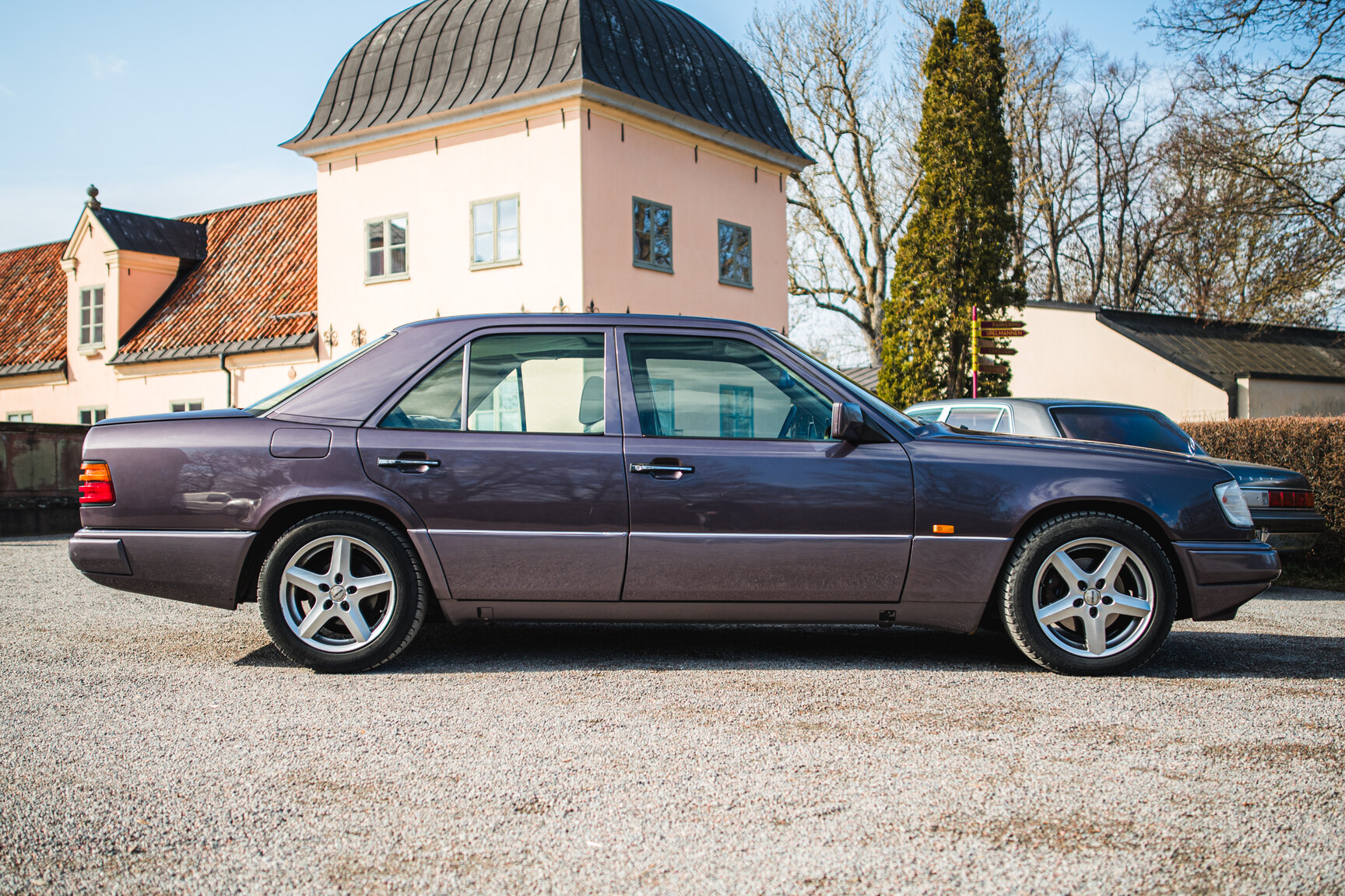 Exterior image of 1993 Mercedes-Benz E 220
