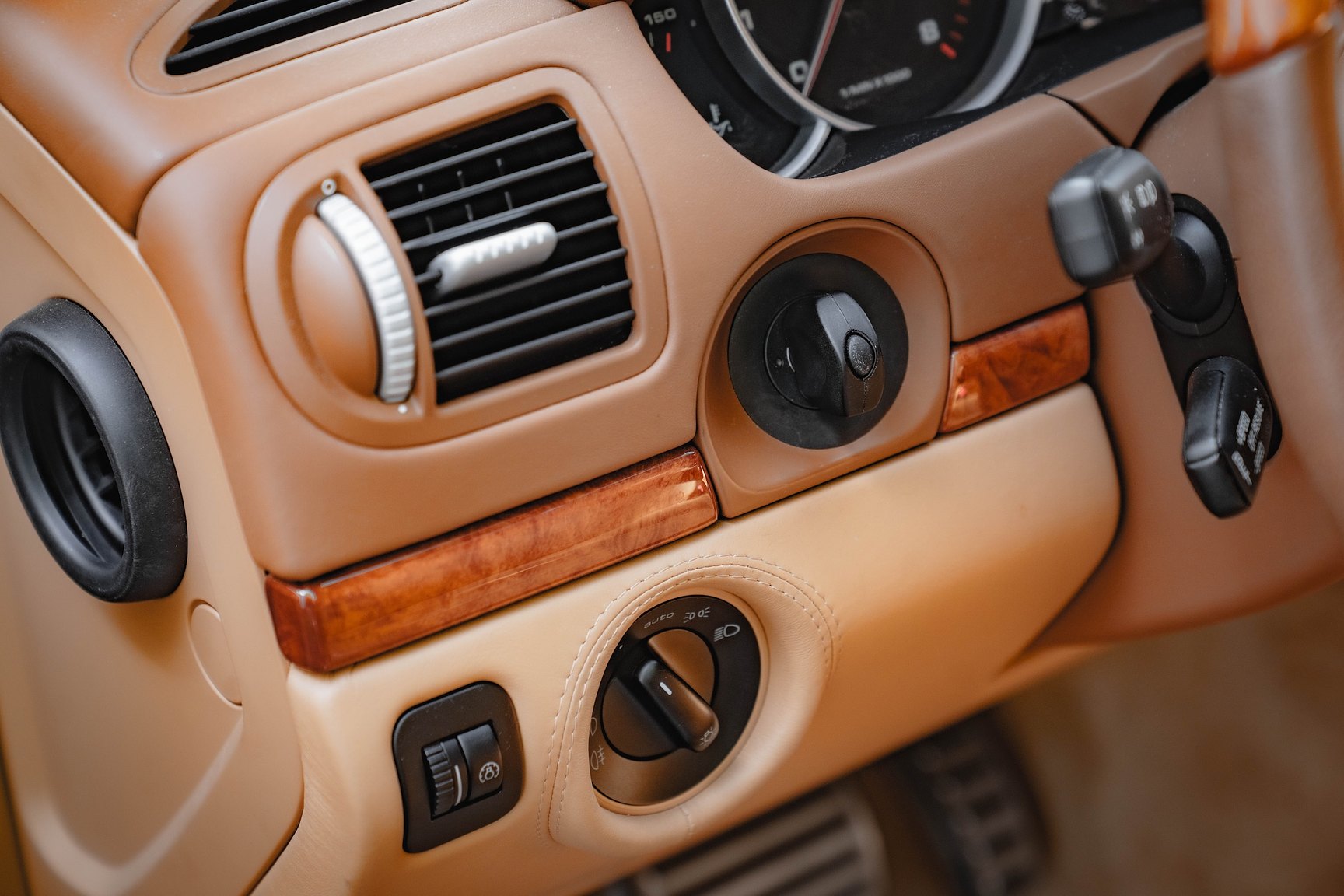 Interior image of 2005 Porsche Cayenne Turbo WLS