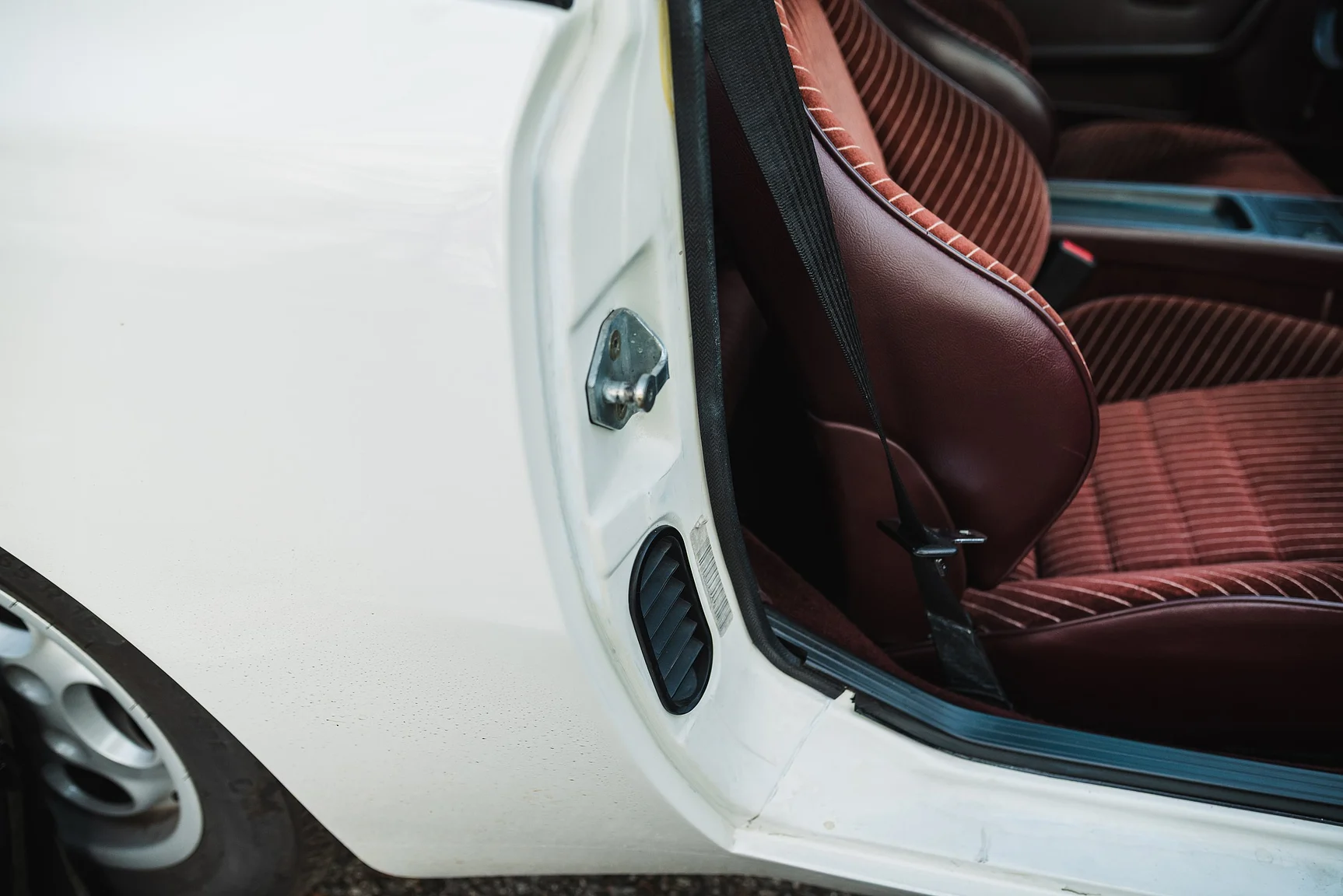 Interior image of 1986 Porsche 944R (25)