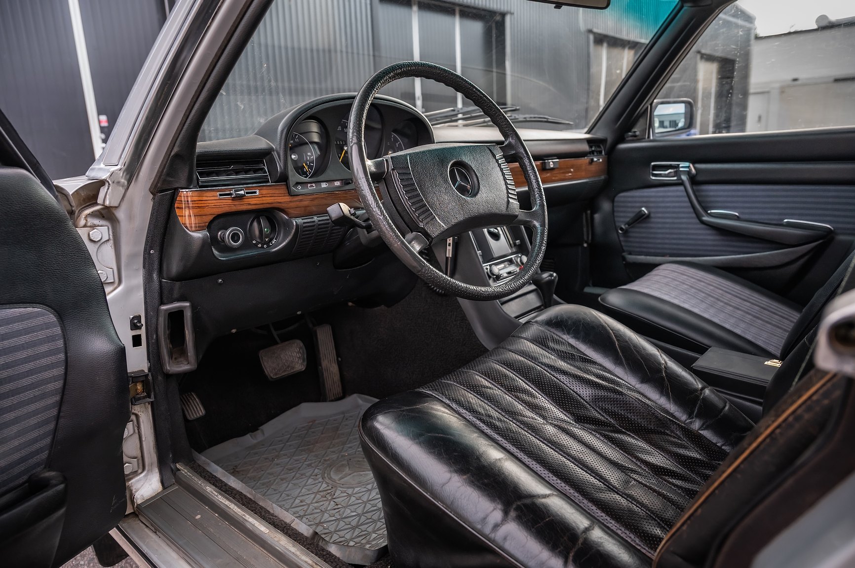 Interior image of 1975 Mercedes-Benz 280 SE 