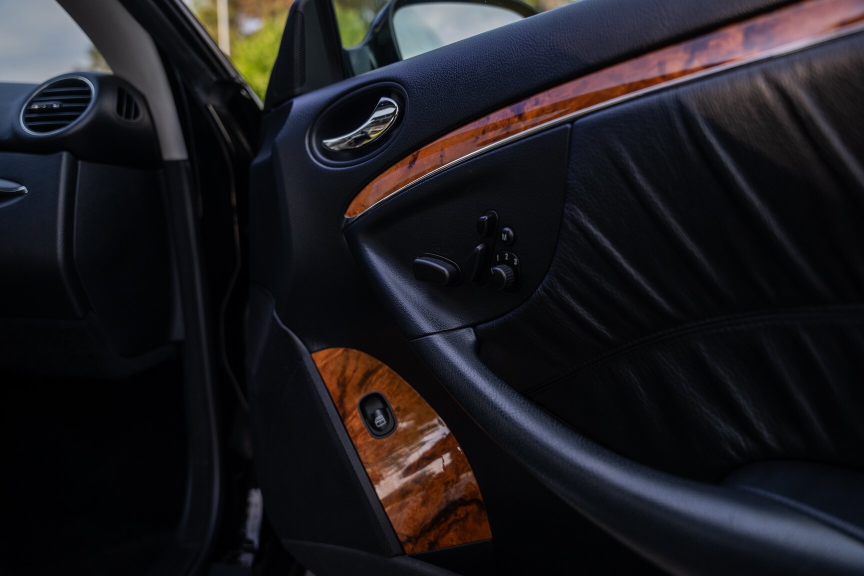 Interior image of 2009 Mercedes-Benz CLK 550