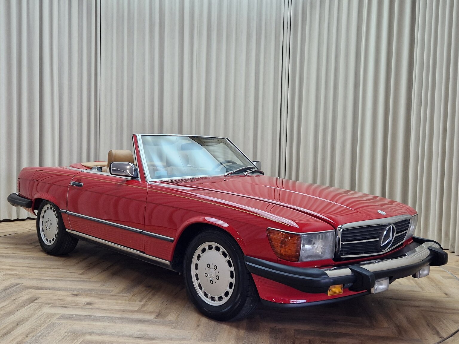 Exterior image of Mercedes-Benz 560SL