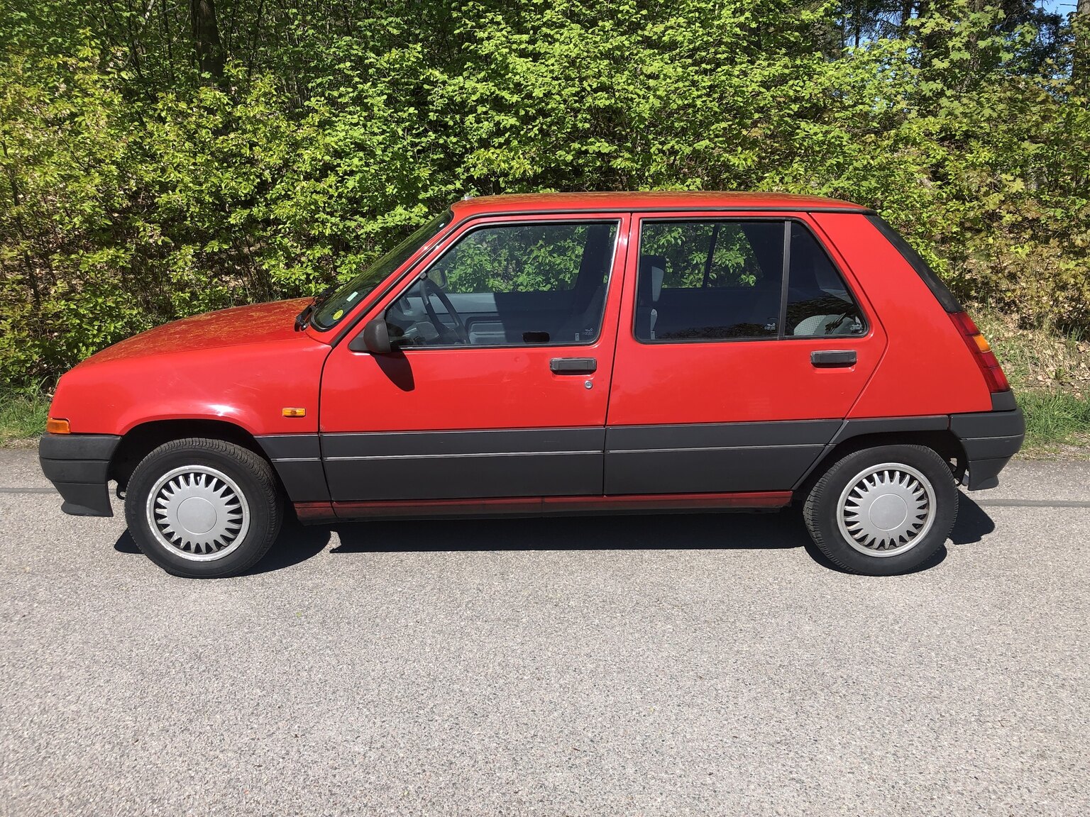 Exterior image of 1990 Renault 5 (8)