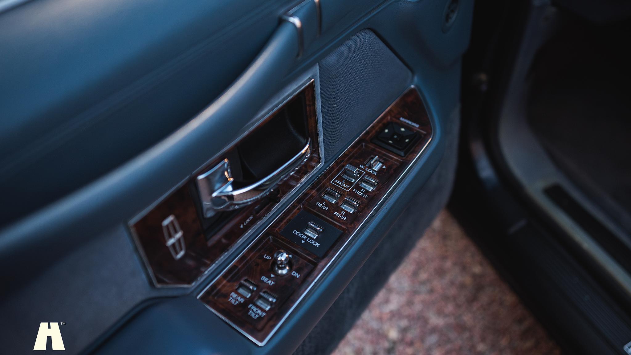 Interior image of 1992 Lincoln Town Car Limousine 