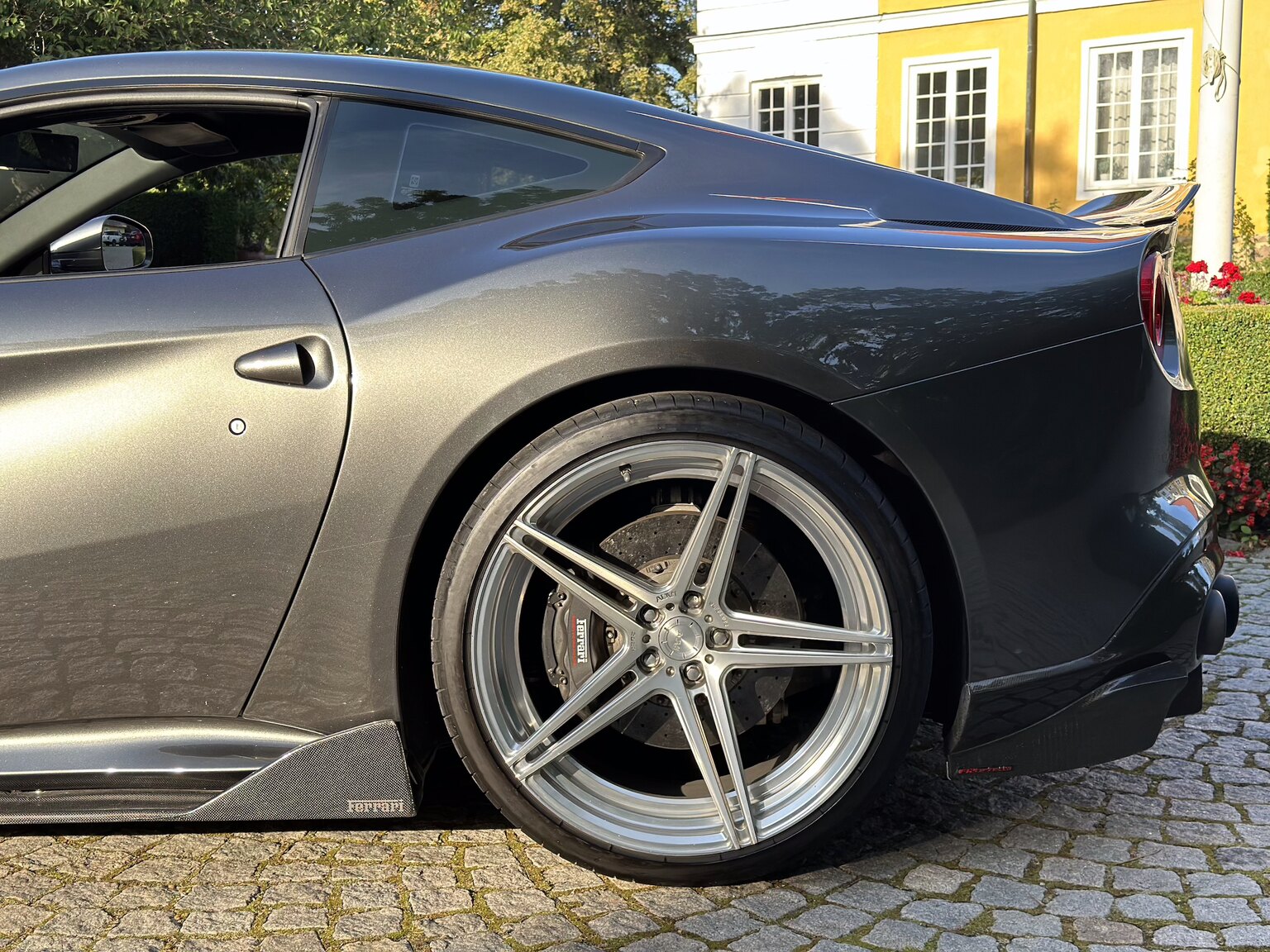 Exteriörbild på 2013 Ferrari F12 Berlinetta