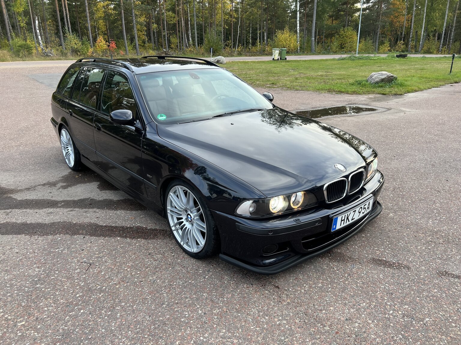 Exterior image of 2003 BMW 540i Touring