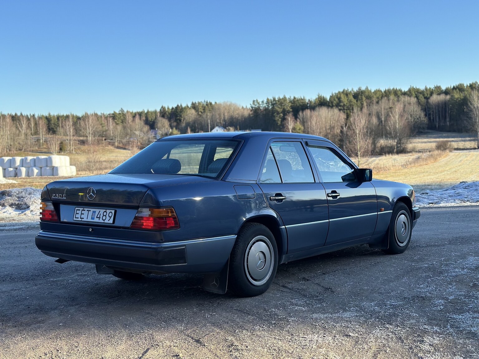 Exterior image of 1991 Mercedes-Benz 230 E 