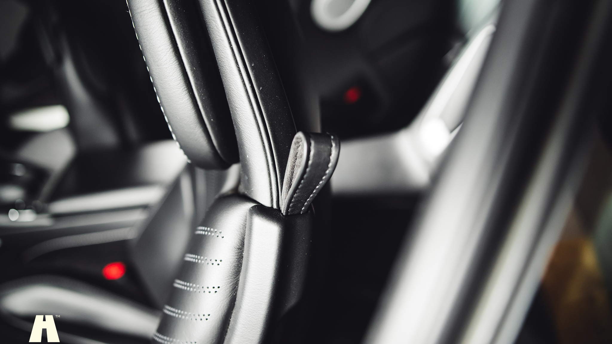 Innenraumfoto von 2019 Aston Martin DB11 AMR (59)