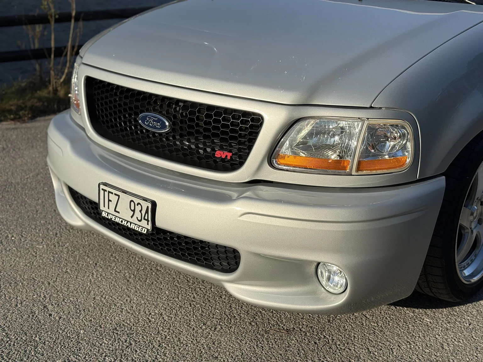 Exteriörbild på 2002 Ford F 150 Lightning / Kenne Bell (10)