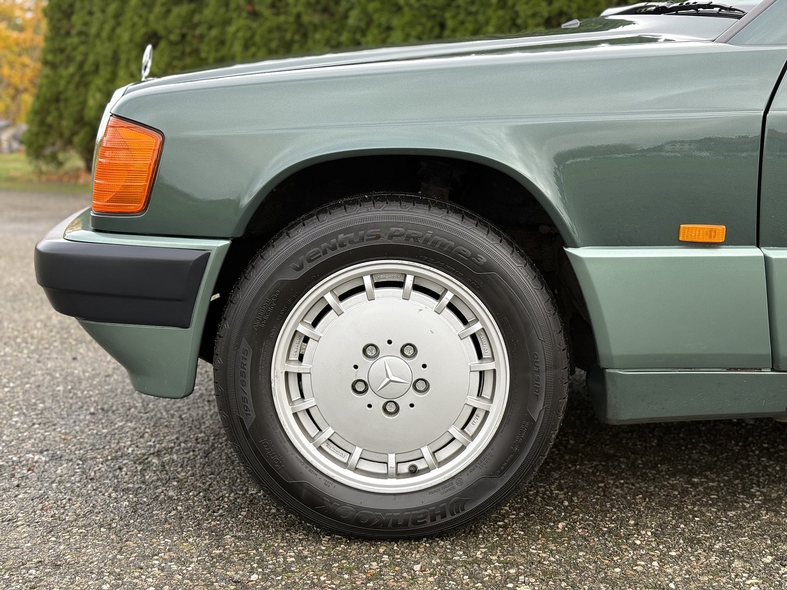 Exteriörbild på 1989 Mercedes-Benz 190 E