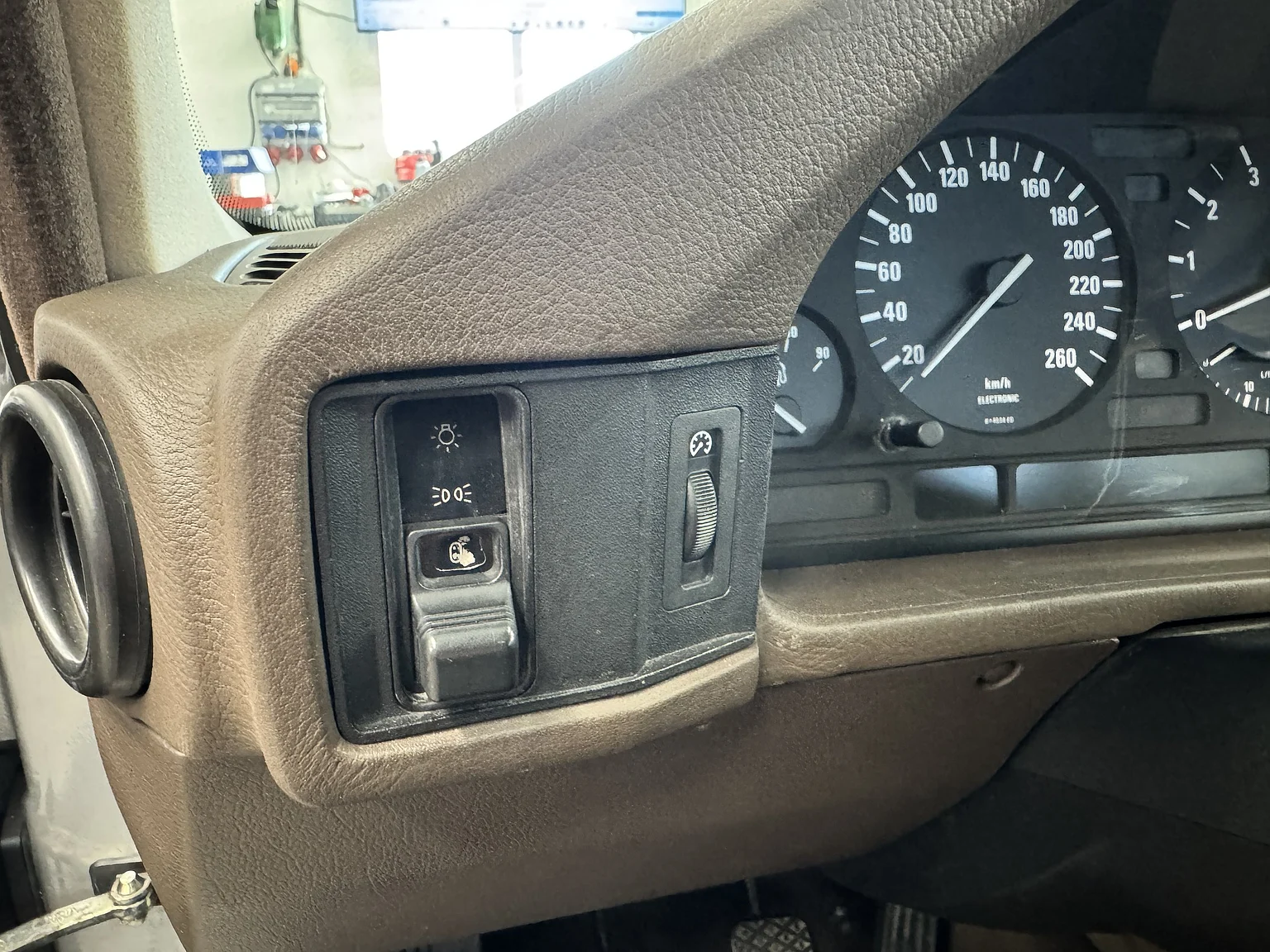 Interior image of 1988 BMW 535i - NO RESERVE (9)