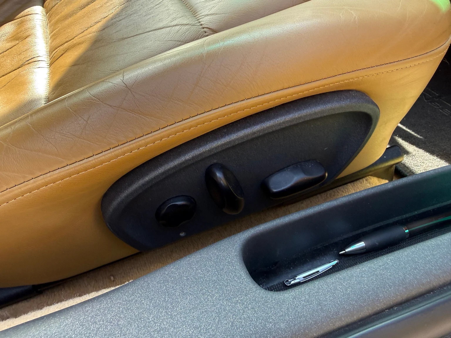 Interior image of 1998 Porsche 911 Carrera (40)