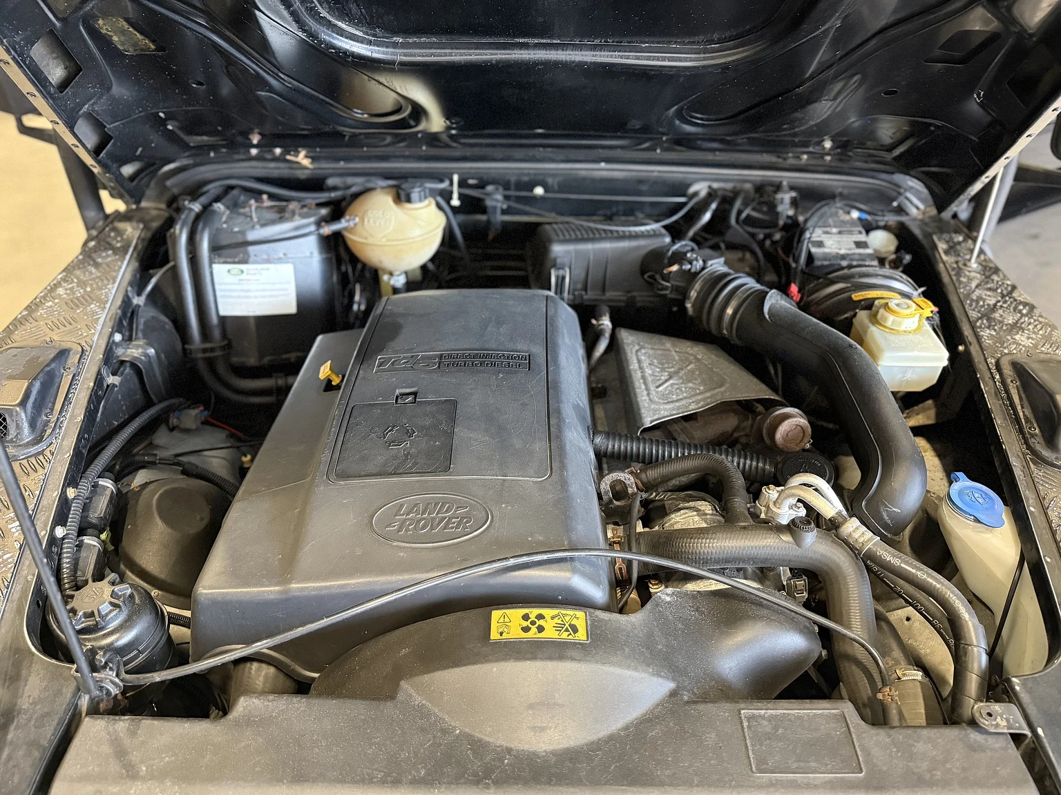 Image of 2000 Land Rover Defender 110 Tomb Raider mechanics (2)