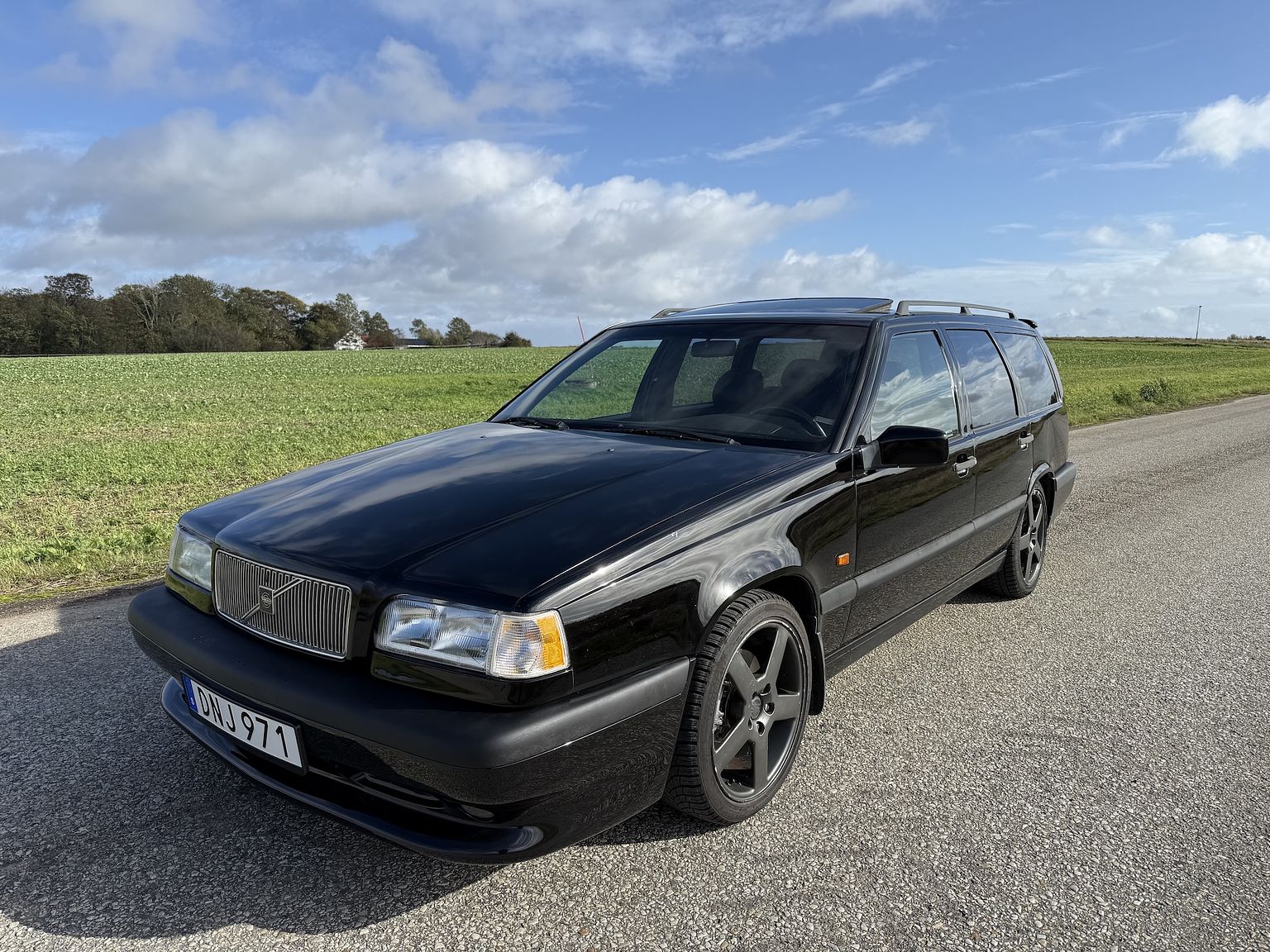 Exterior image of 1995 VOLVO 855 T5R T-5R