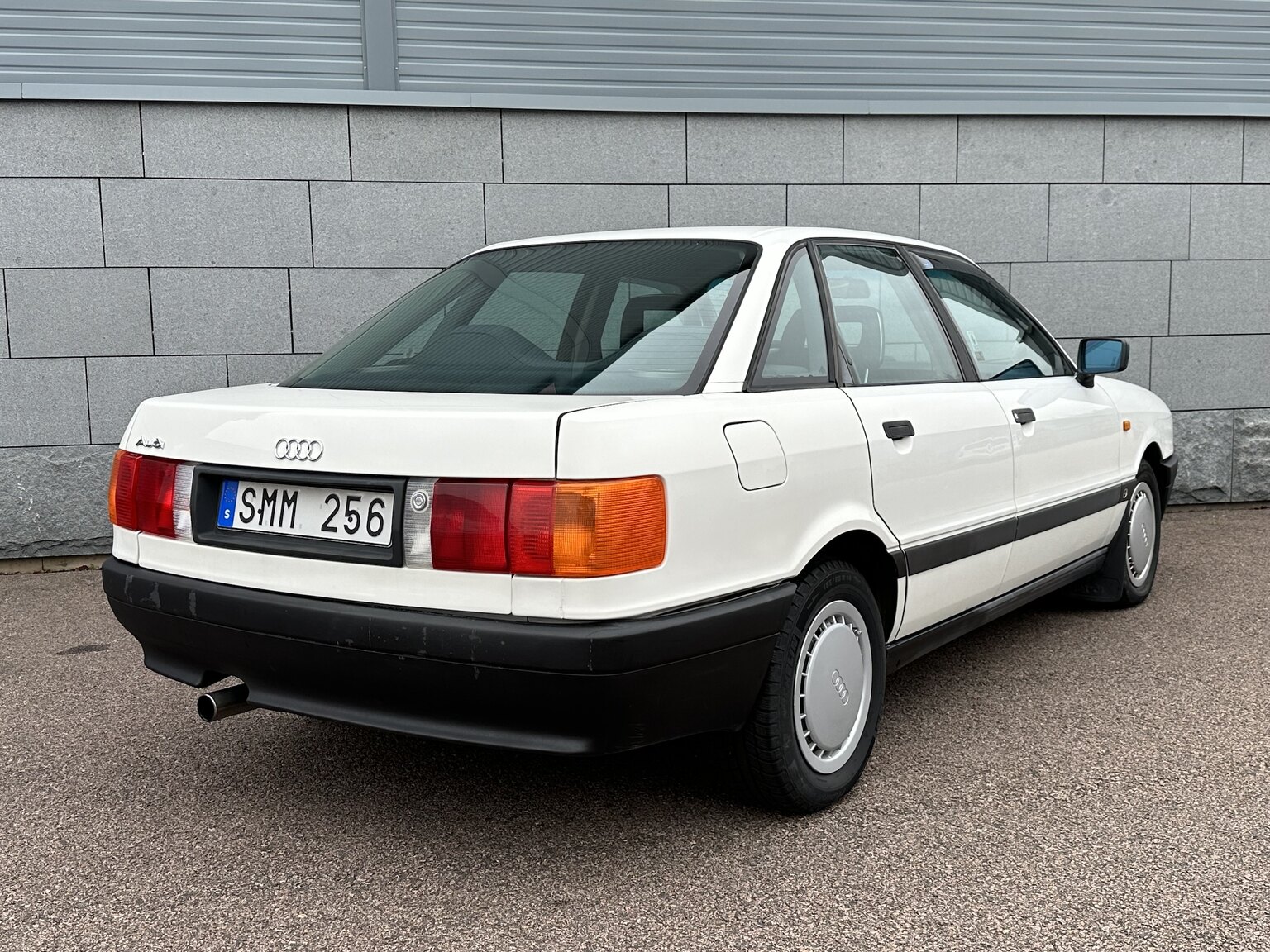 Exteriörbild på 1988 Audi 80 (49)
