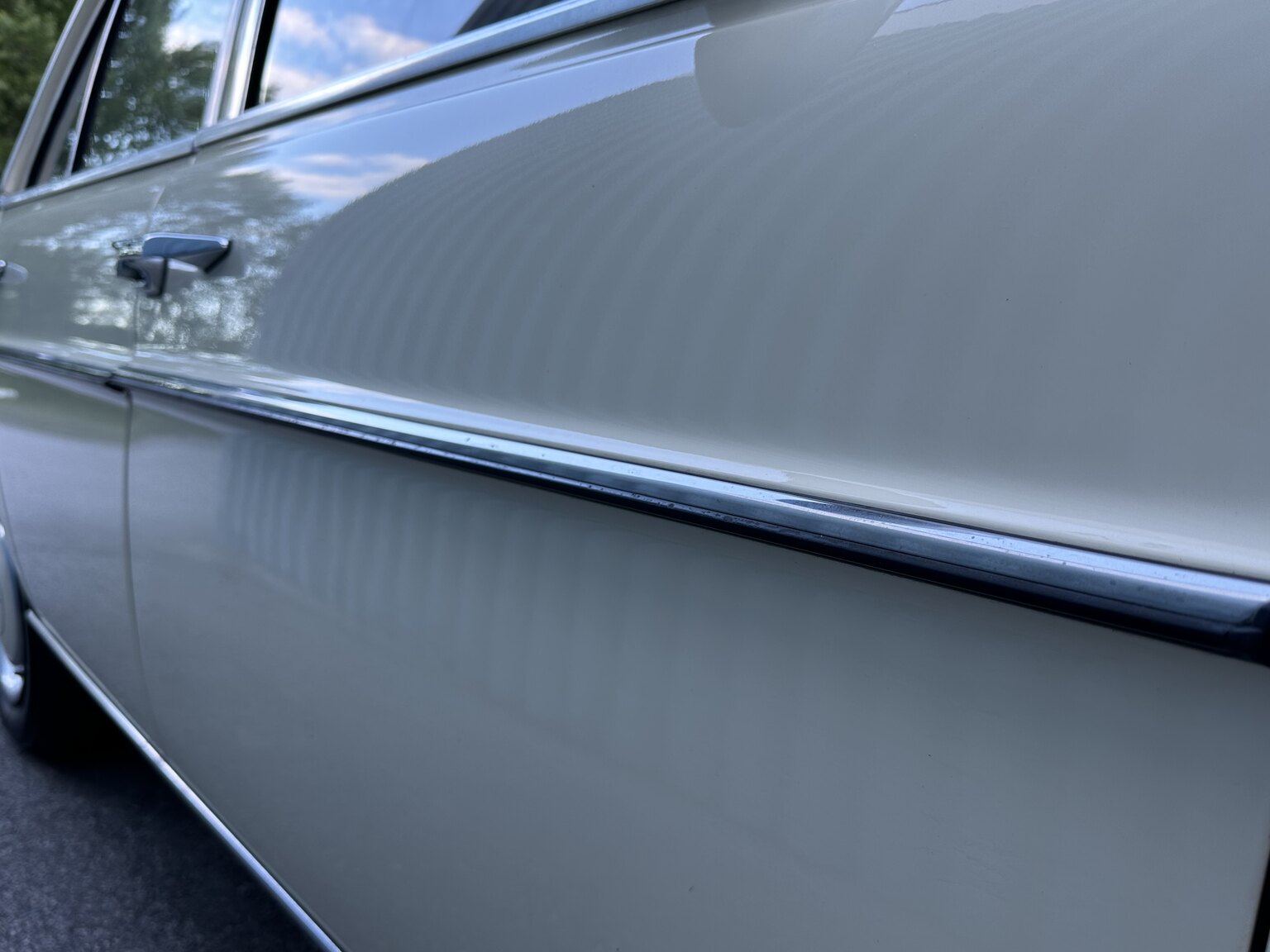 Exterior image of 1974 Mercedes Benz 230.6