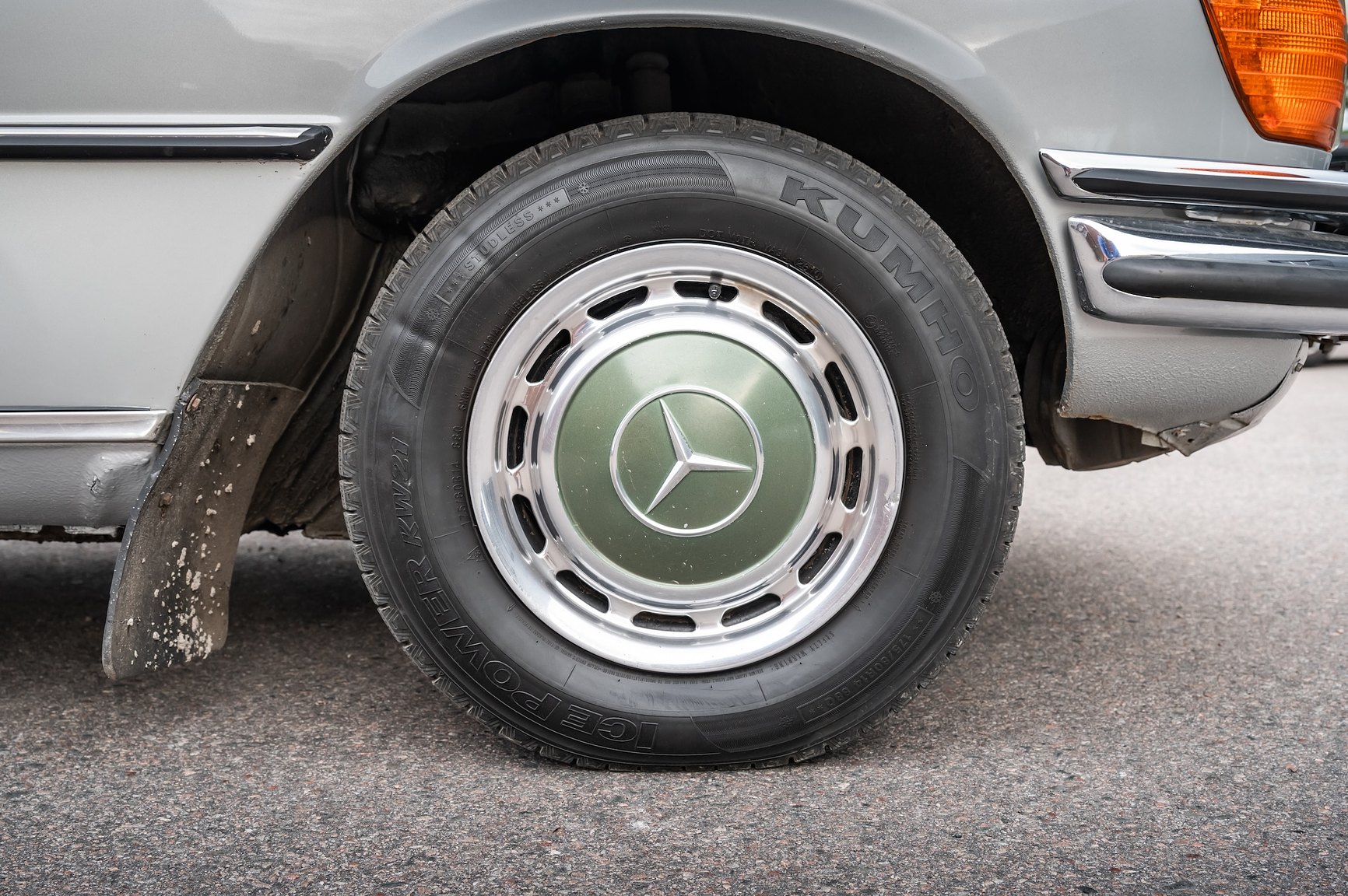 Exteriörbild på 1975 Mercedes-Benz 280 SE 