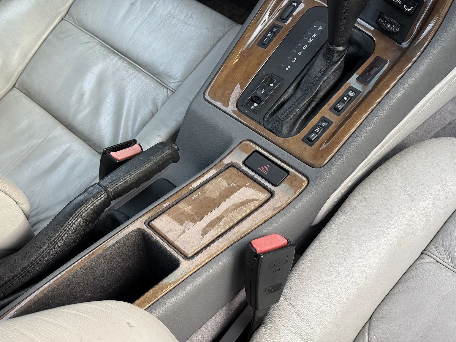 Interior image of 1994 BMW 840Ci (36)