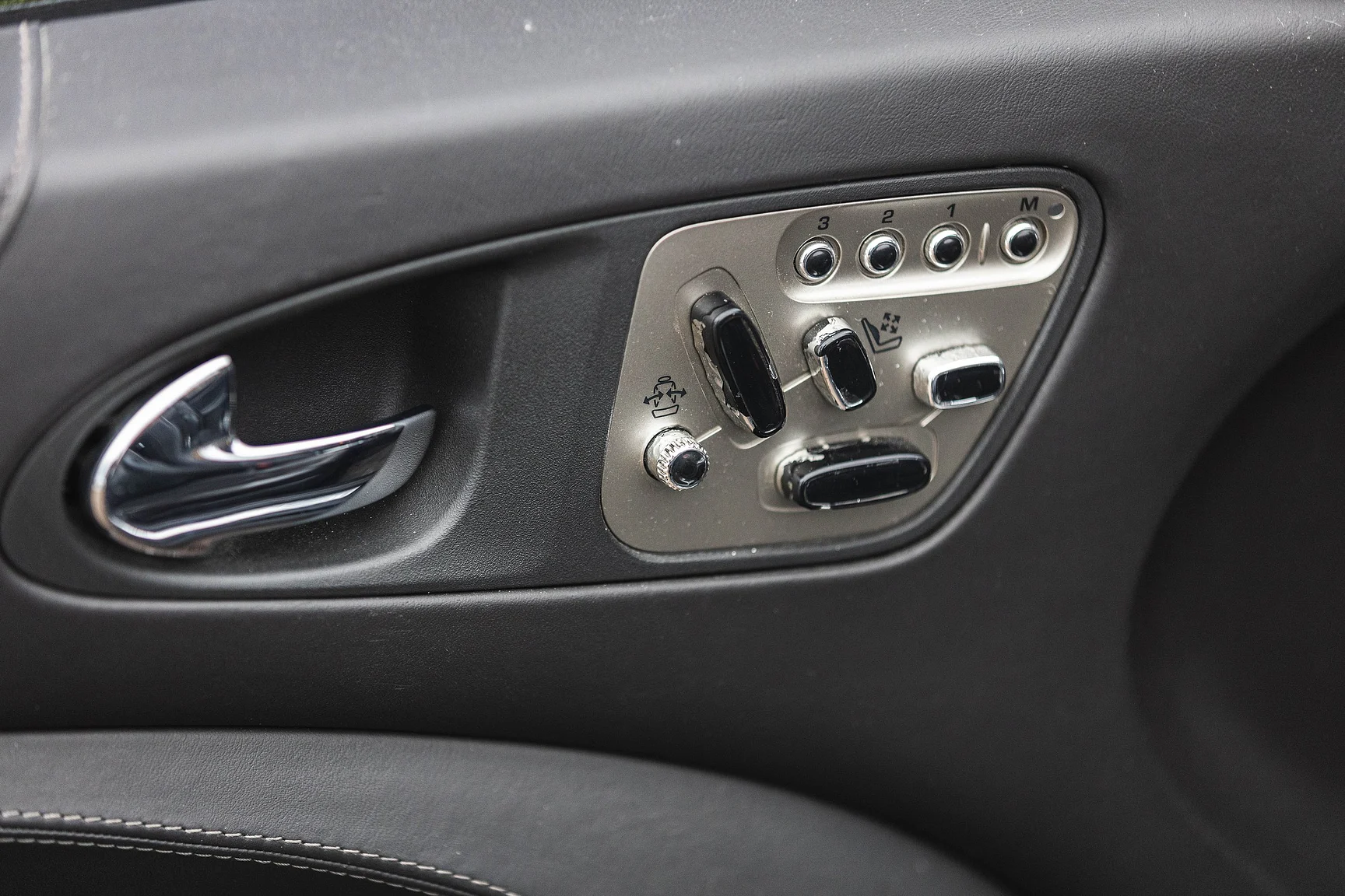 Interior image of 2011 Jaguar XK Cabriolet (15)