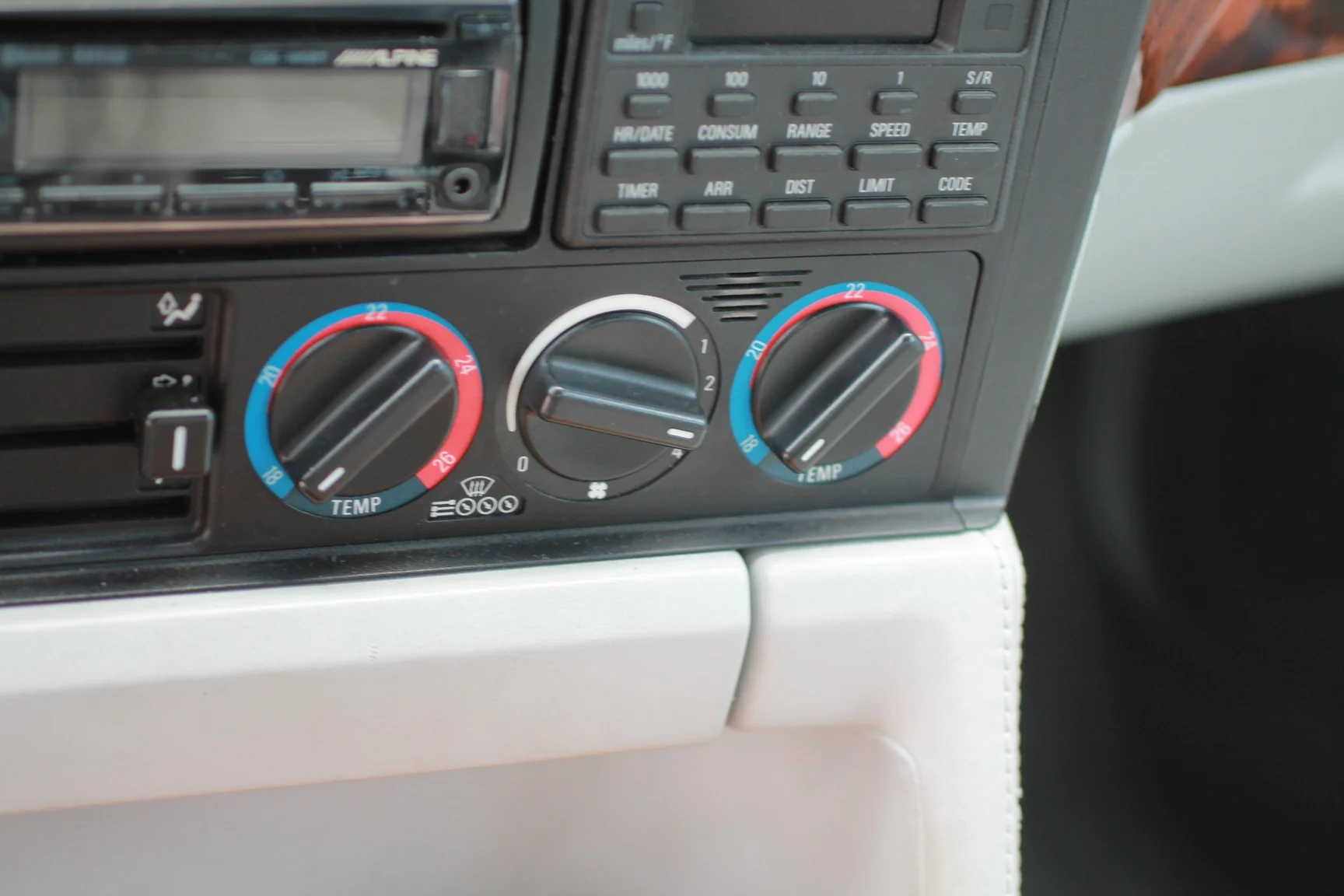 Innenraumfoto von 1993 BMW 540i Sedan (88)