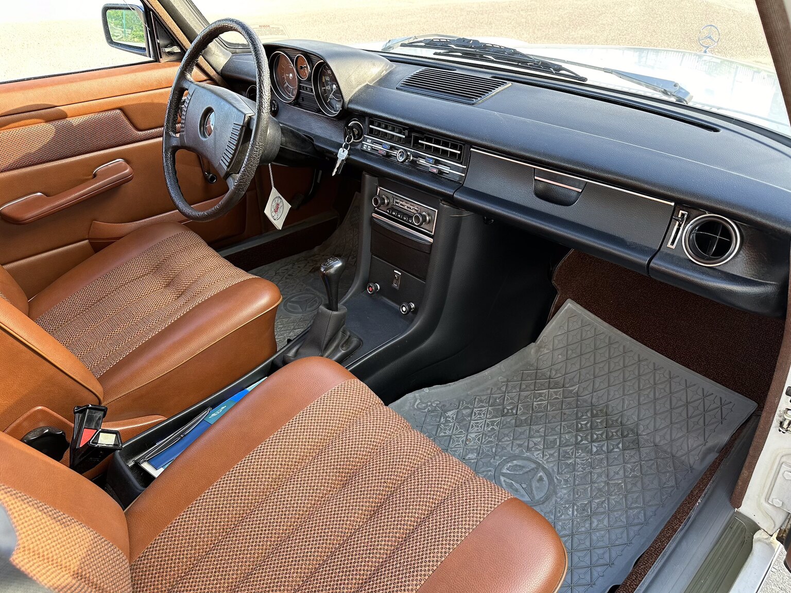 Interiörbild 1975 Mercedes Benz 200 (40)