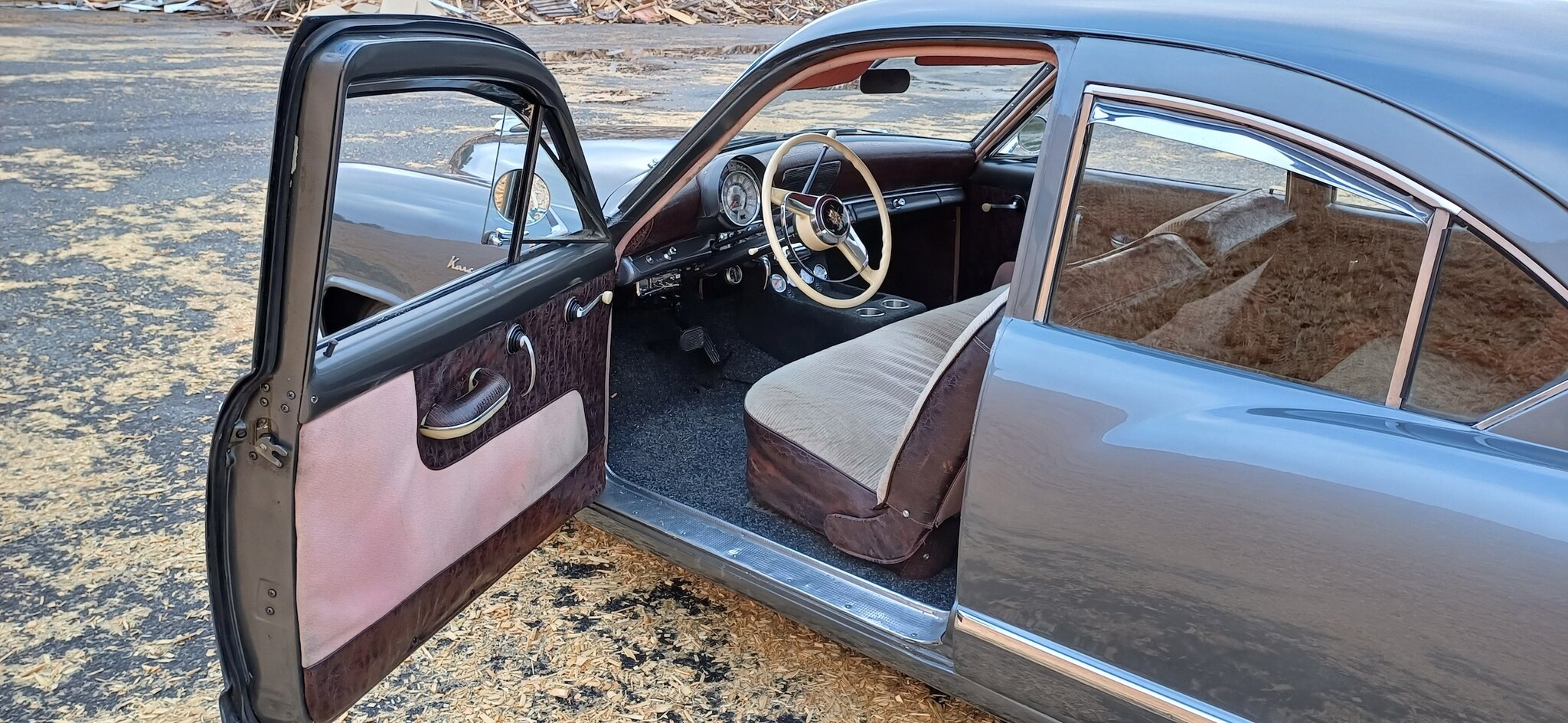 Interiörbild 1953 Kaiser Deluxe Club 2-door