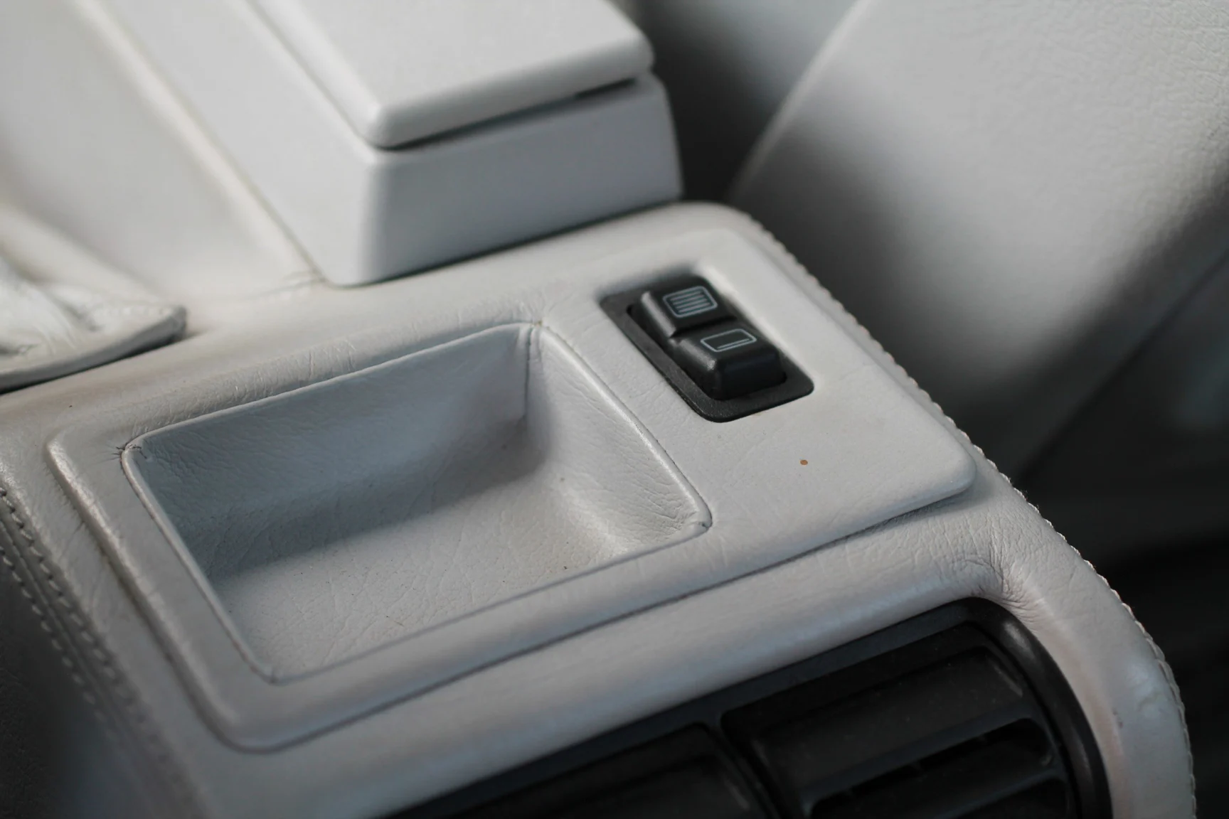 Interior image of 1993 BMW 540i Sedan (70)