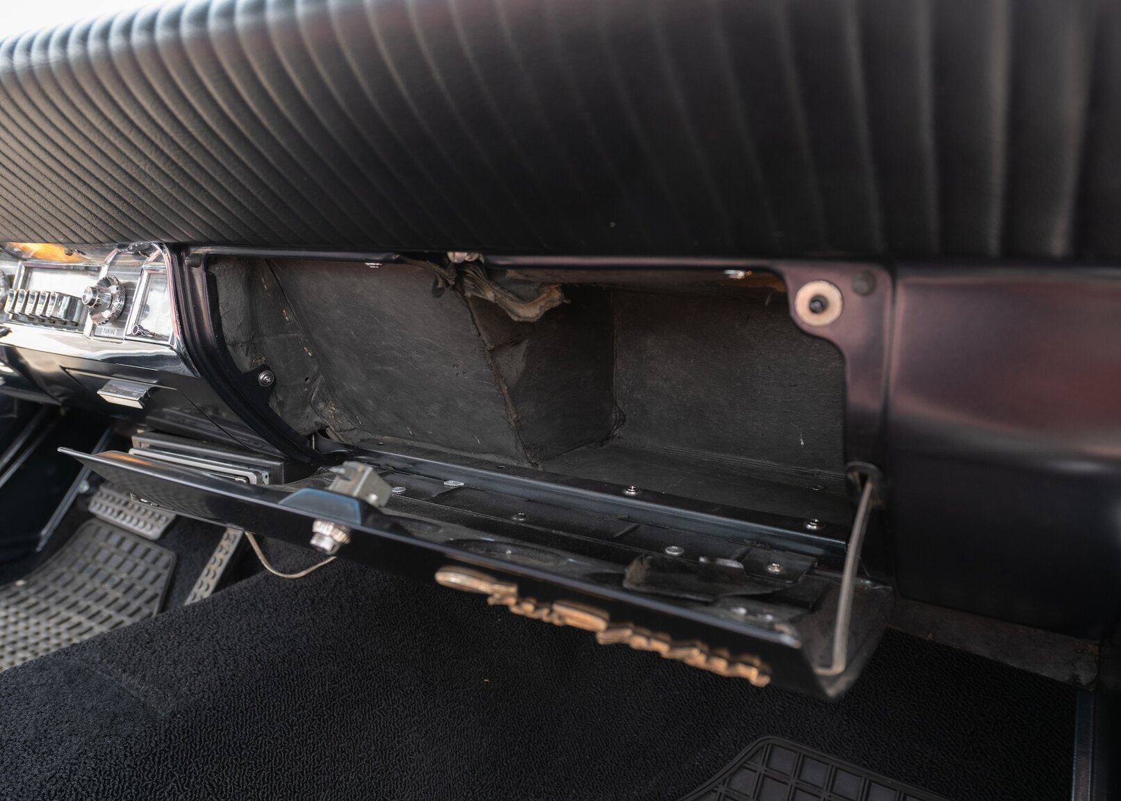 Interior image of 1961 Chrysler New Yorker Sedan (55)