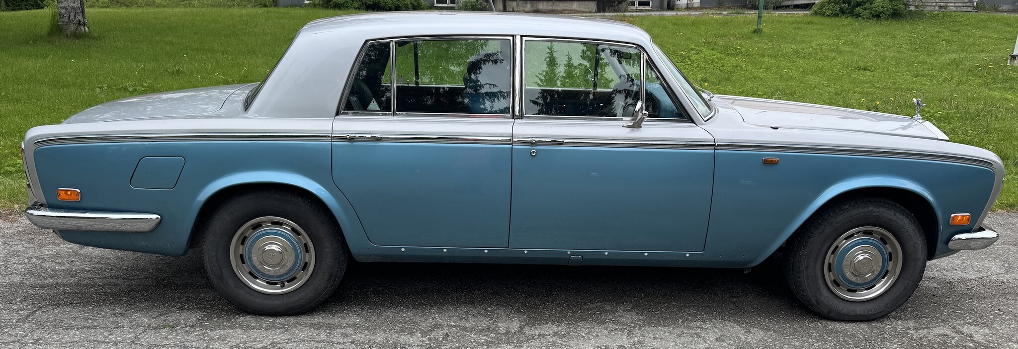 Exterior image of 1976 Rolls-Royce Silver Shadow