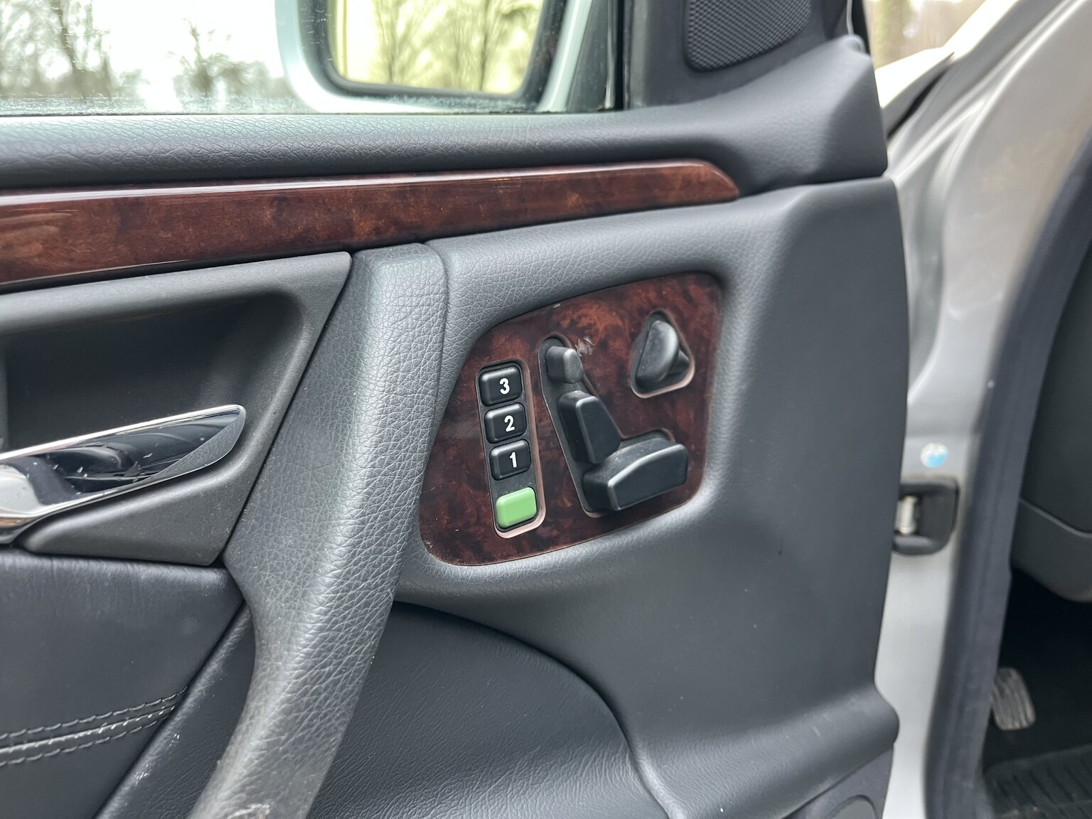 Innenraumfoto von 1999 Mercedes-Benz E320 T Automat