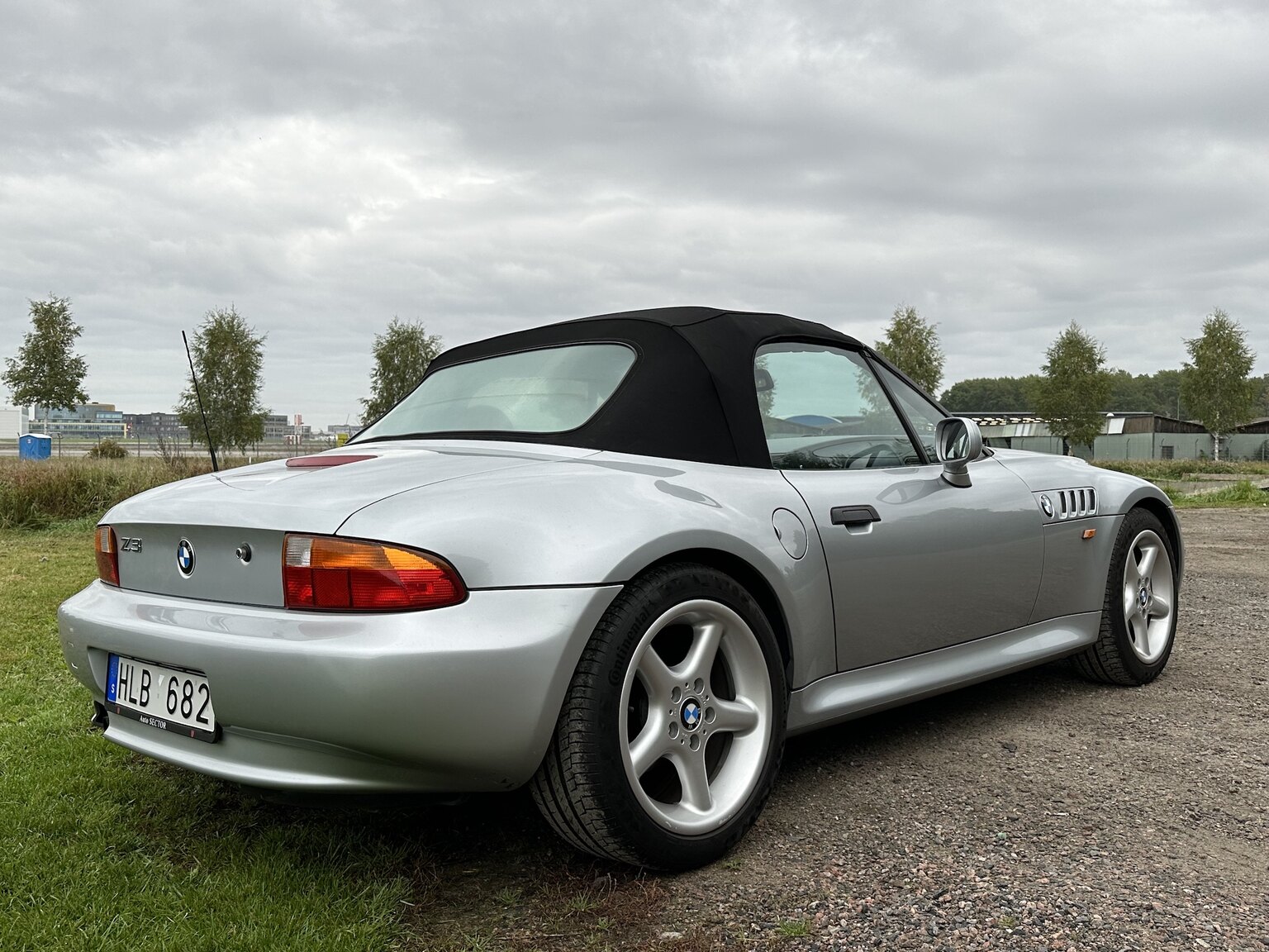 Exterior image of 1997 BMW Z3 2.8 Roadster