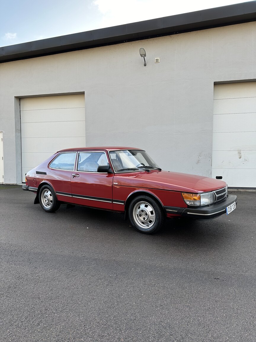 Exterior image of 1984 Saab 900 GL