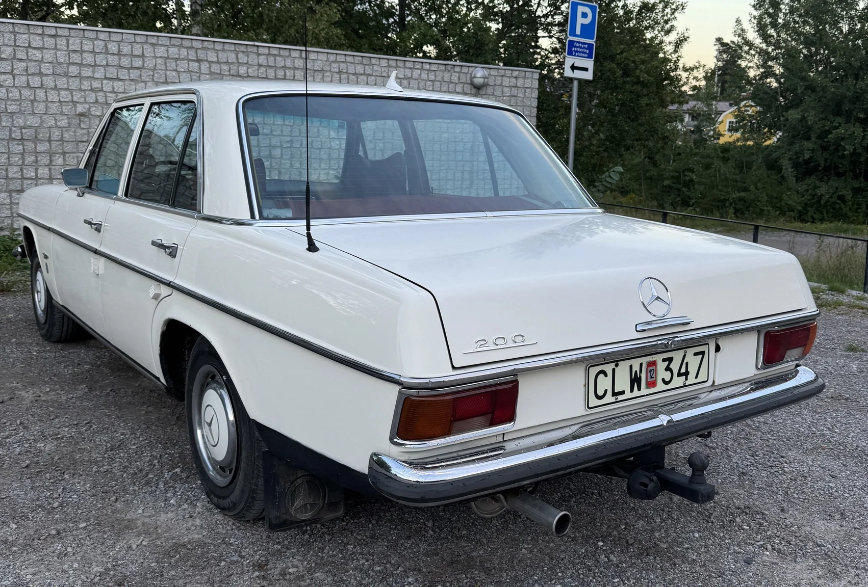 Exterior image of 1972 Mercedes-Benz 200 (10)
