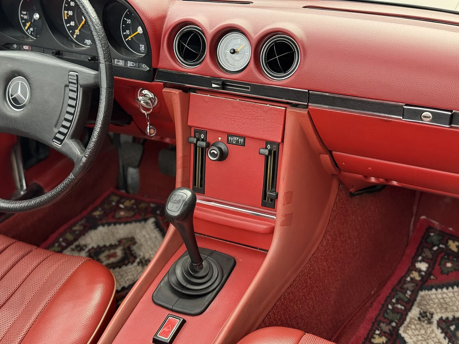Innenraumfoto von 1973 Mercedes Benz 350 SL  (25)