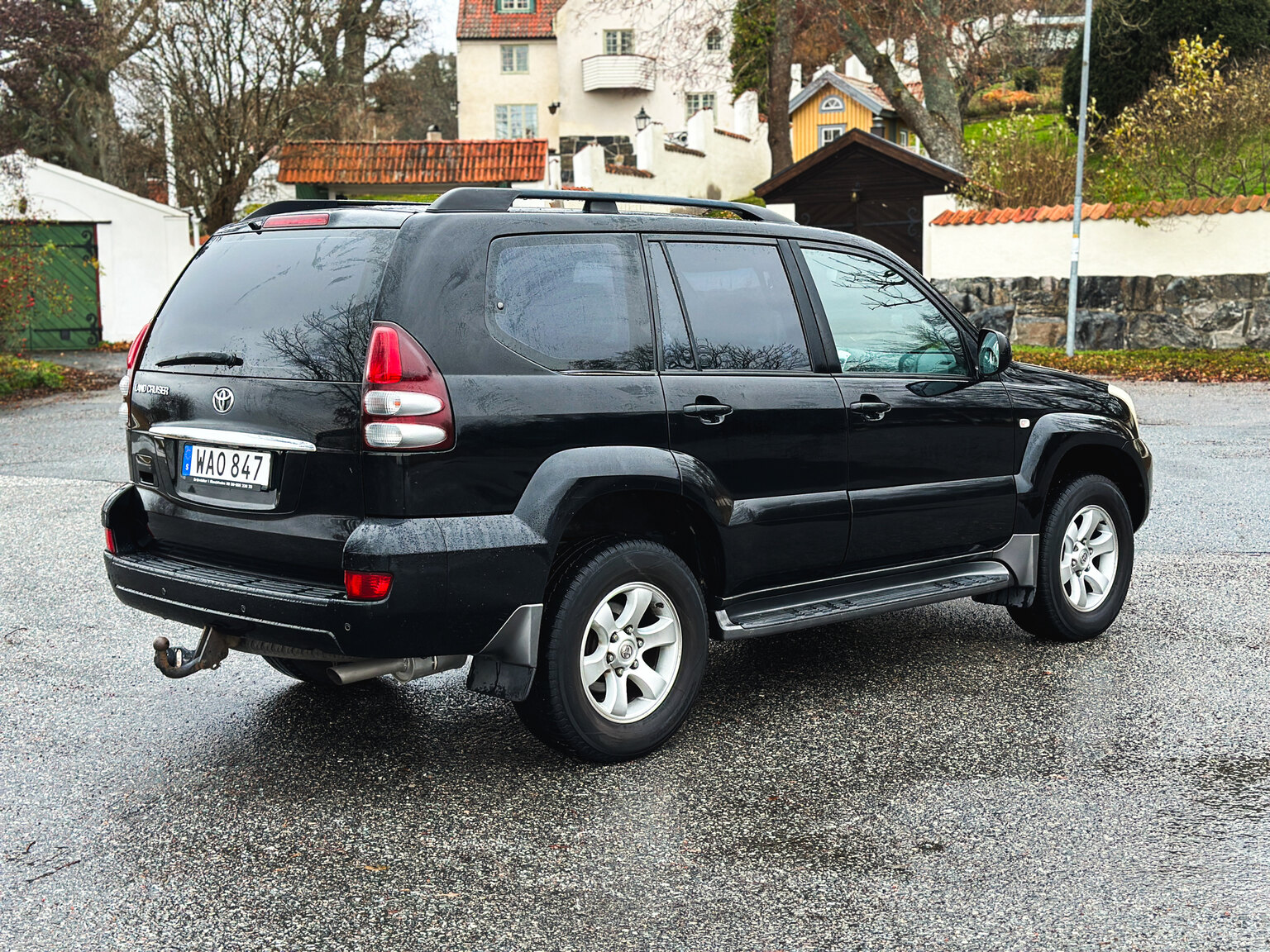 Exterior image of 2004 Toyota Land Cruiser