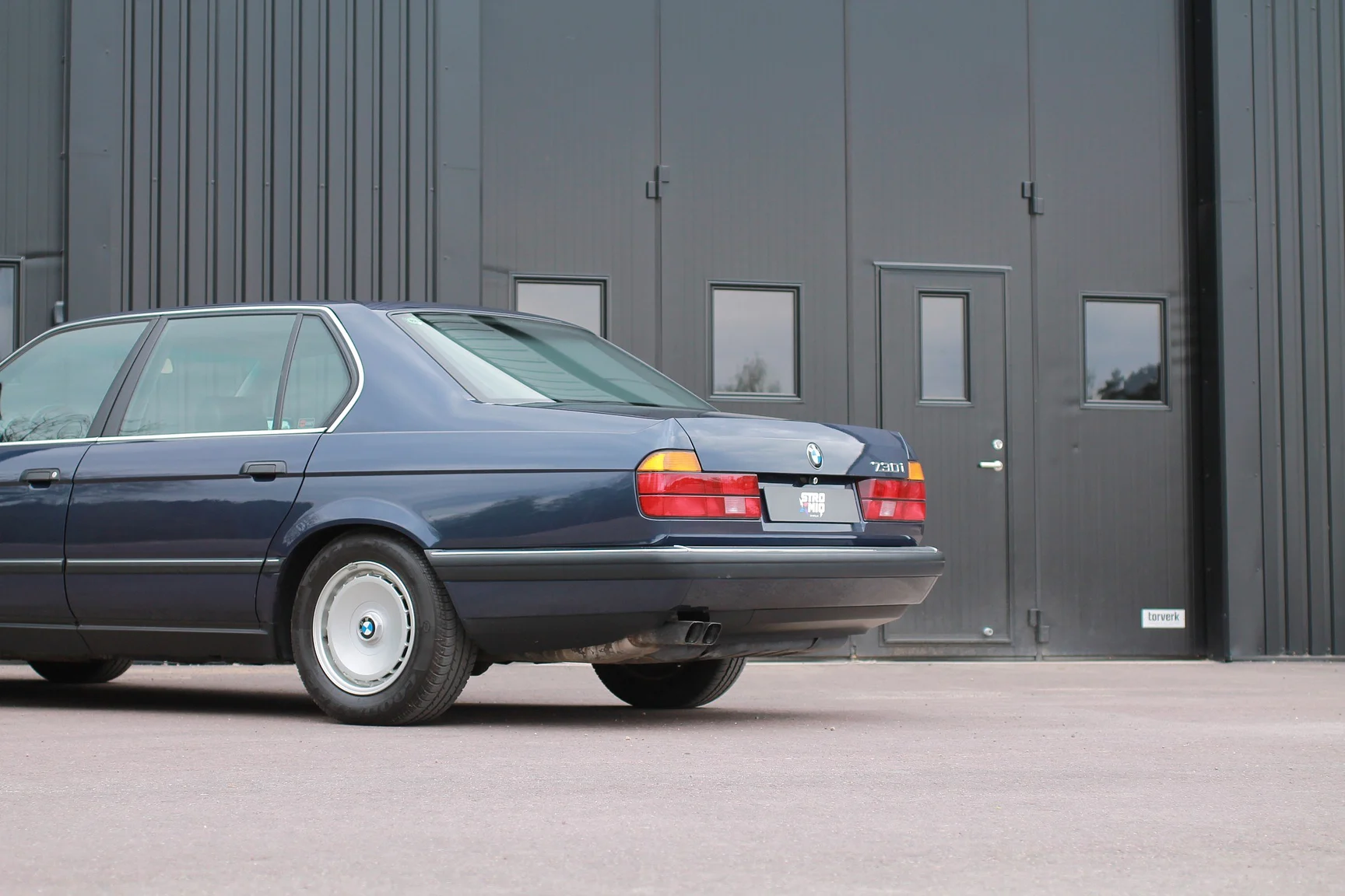 Exterior image of 1989 BMW 750iA (144)