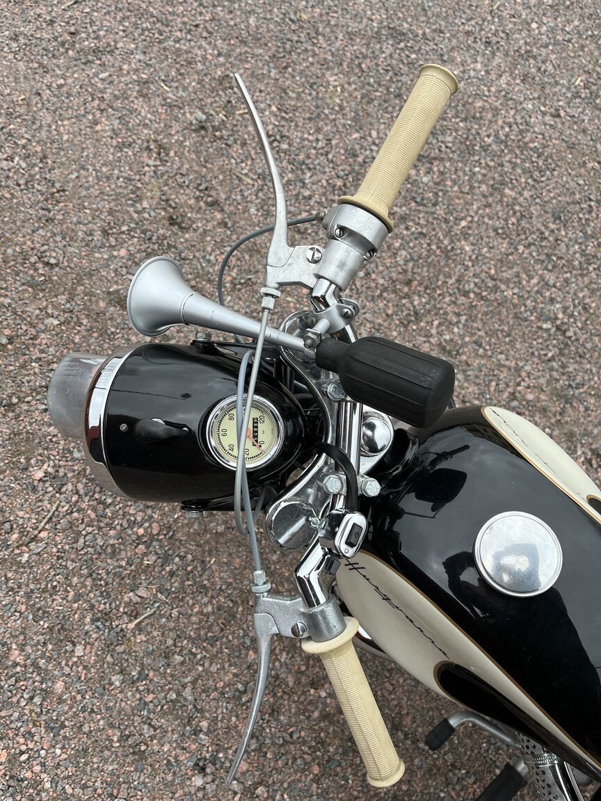 Exteriörbild på 1958 Husqvarna 283 "Guldpilen"