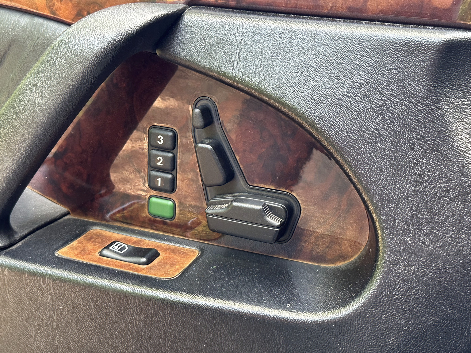 Innenraumfoto von 1992 Mercedes 300 SE (14)